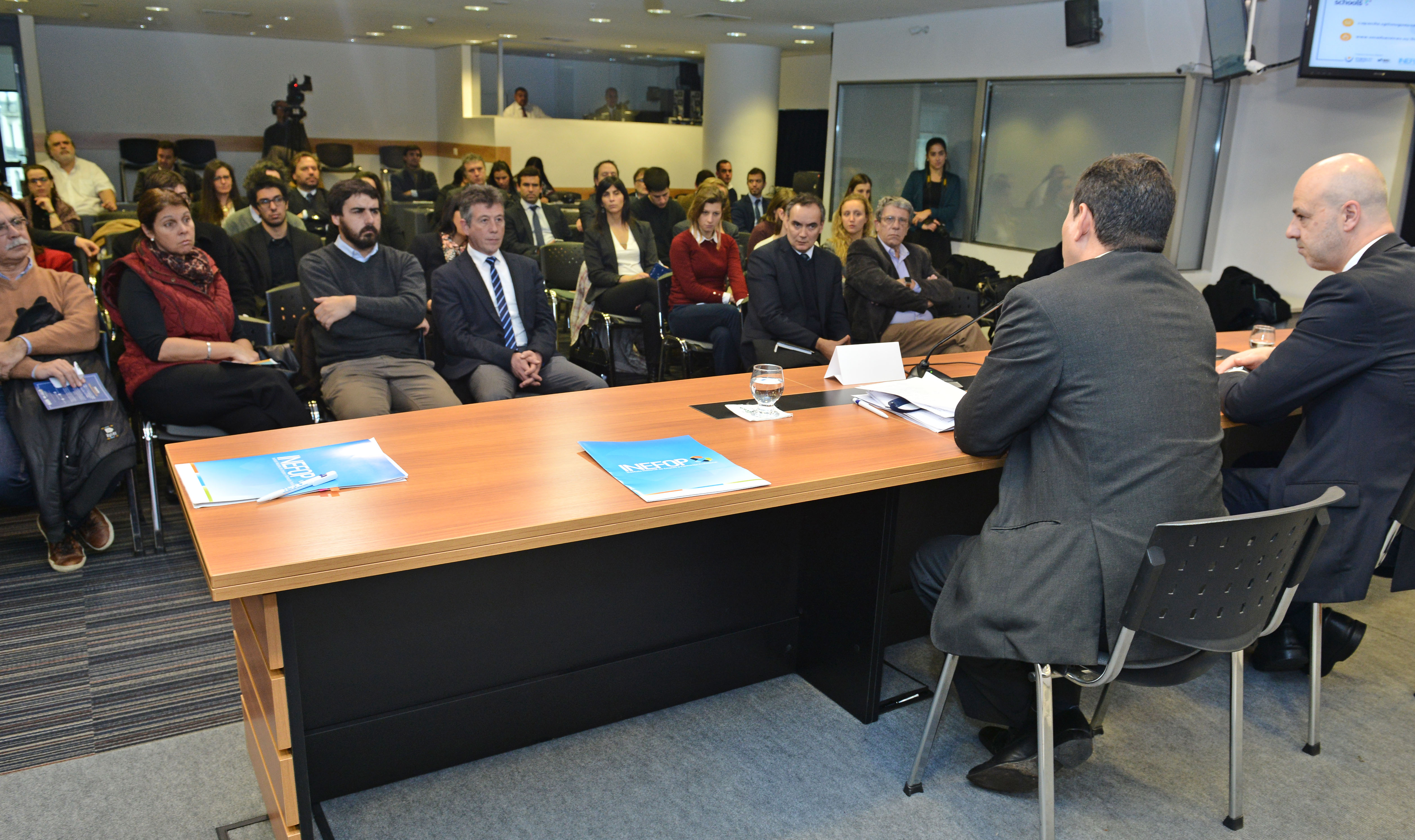 Asistentes a la firma del convenio