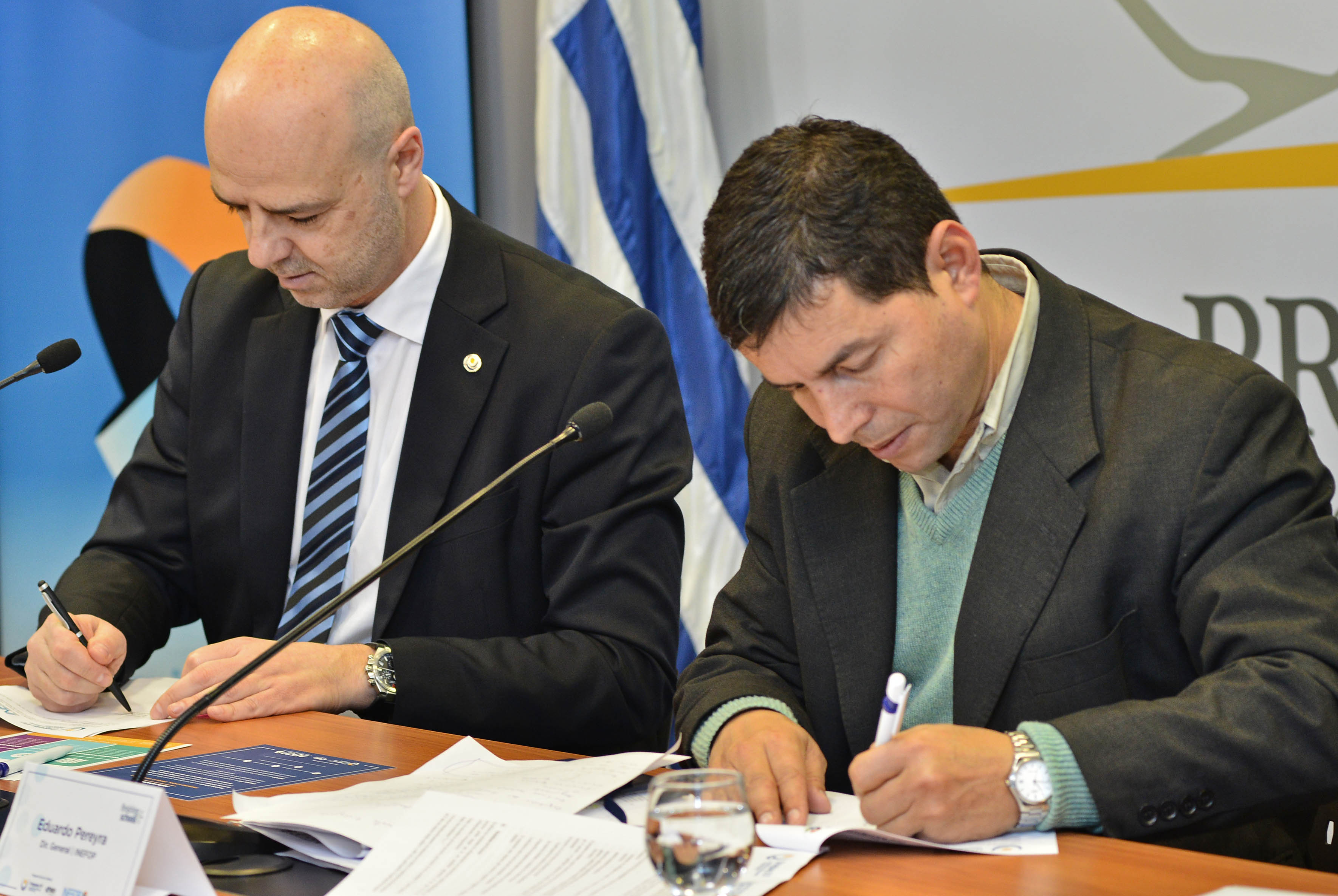 Carámbula y Pereyra firmando el convenio