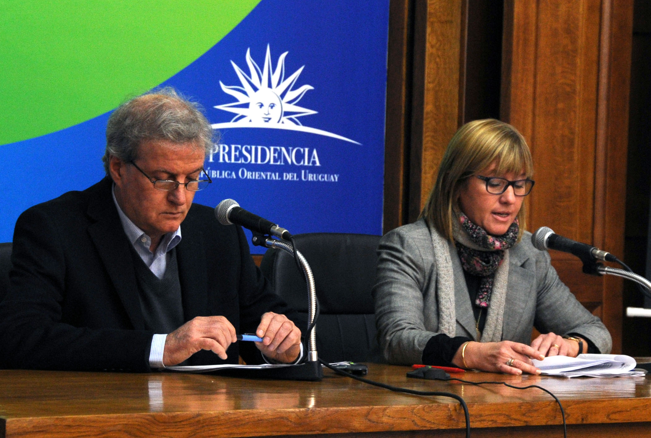 Director del Programa Nacional del Control de Tabaco, Enrique Soto y subsecreataria del MSP, Cristina Lustemberg