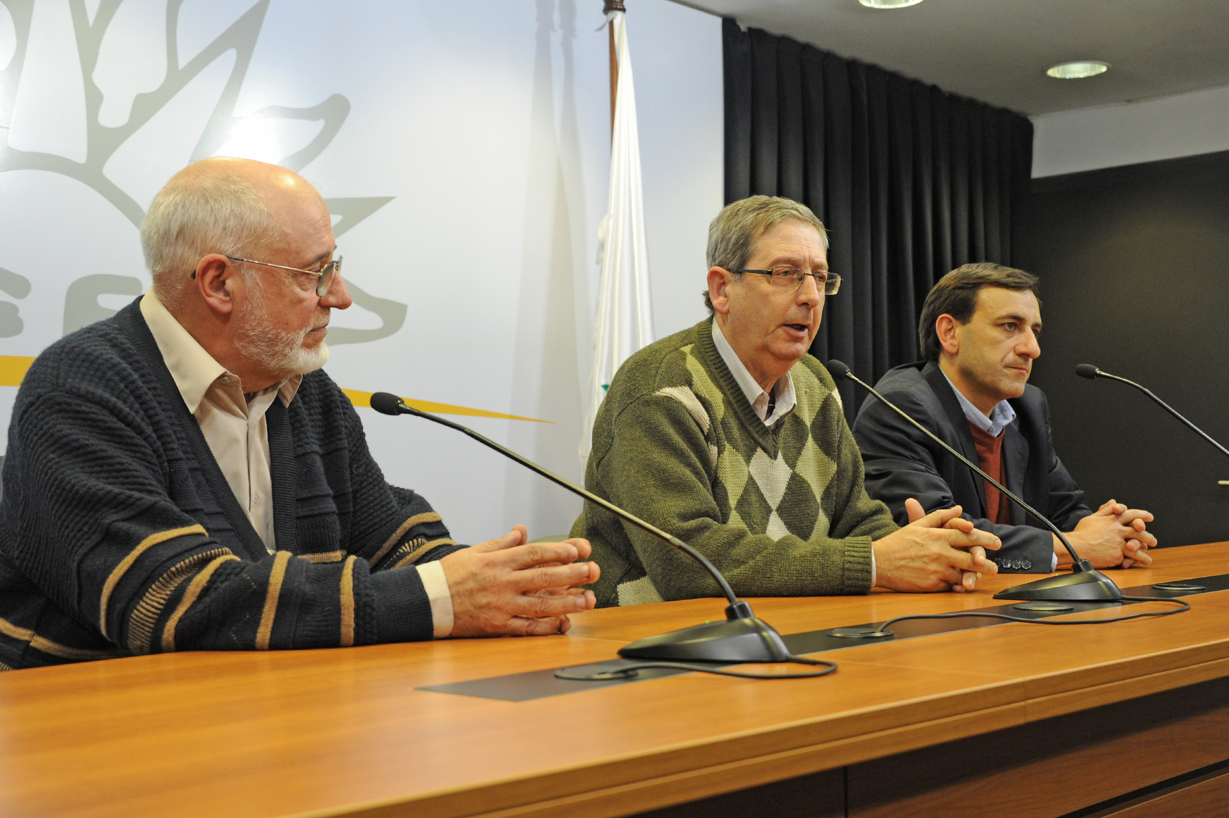 Enrique Rubio, haciendo uso de la palabra, junto a Gonzalo Abella y Gustavo López, en representación de Unidad Popular