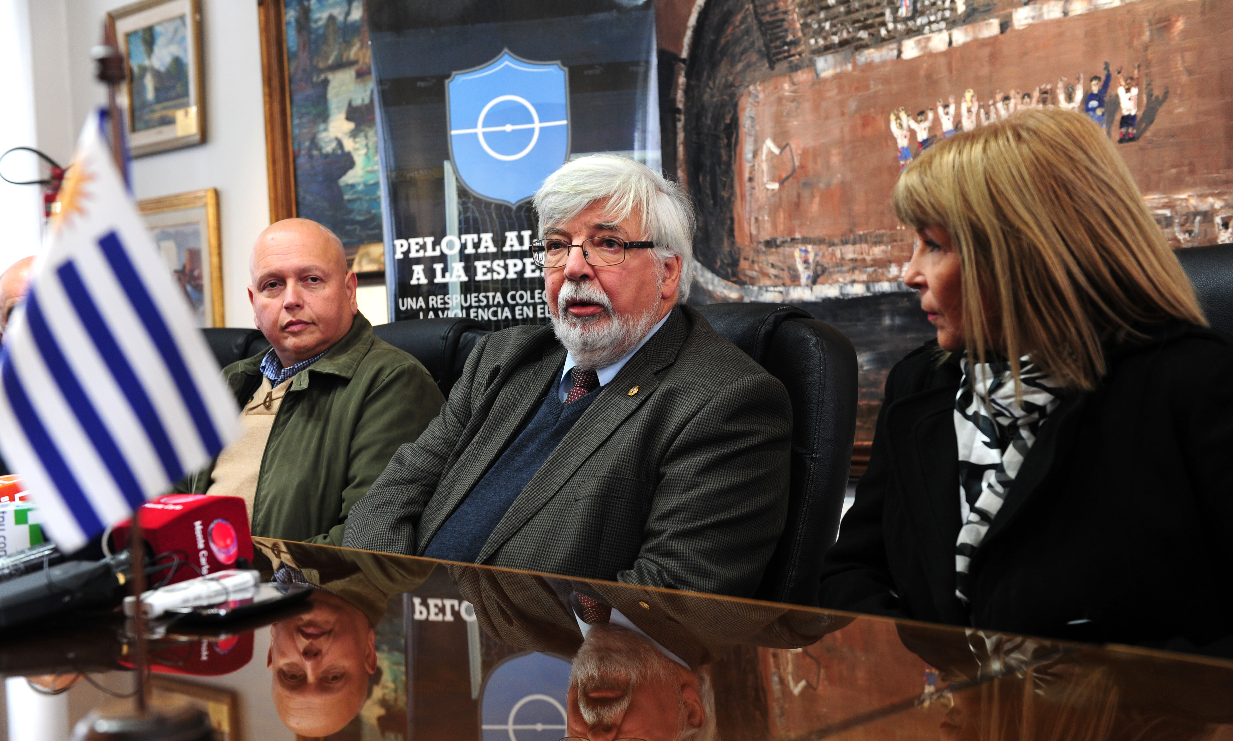 Presidente del Club Nacional de Fútbol, el ministro del Interior Eduardo Bonomi y la Directora del Consejo de Educación Secundaria, Celsa Puente