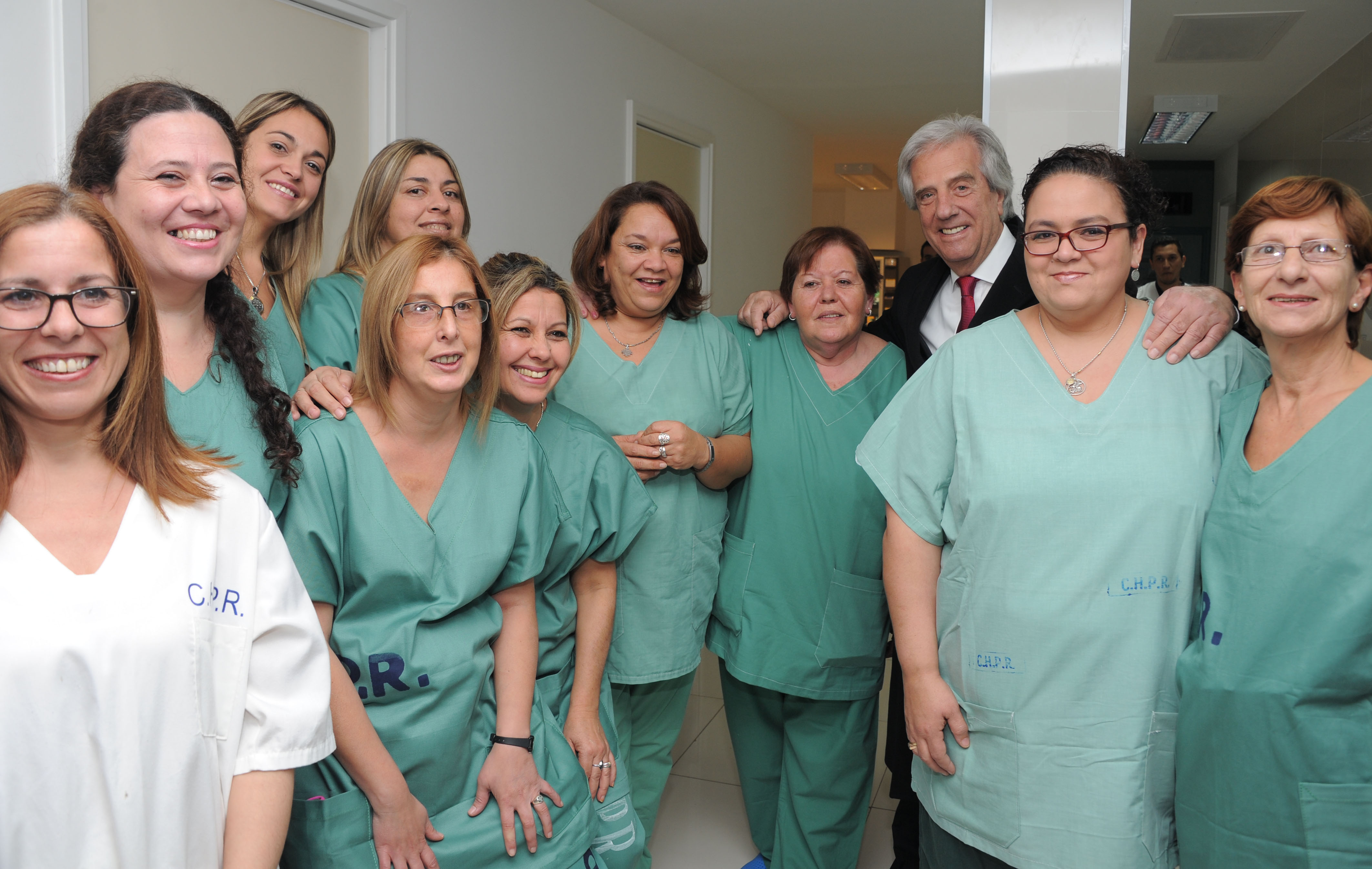 Vázquez junto a enfermeras del Pereira Rossell