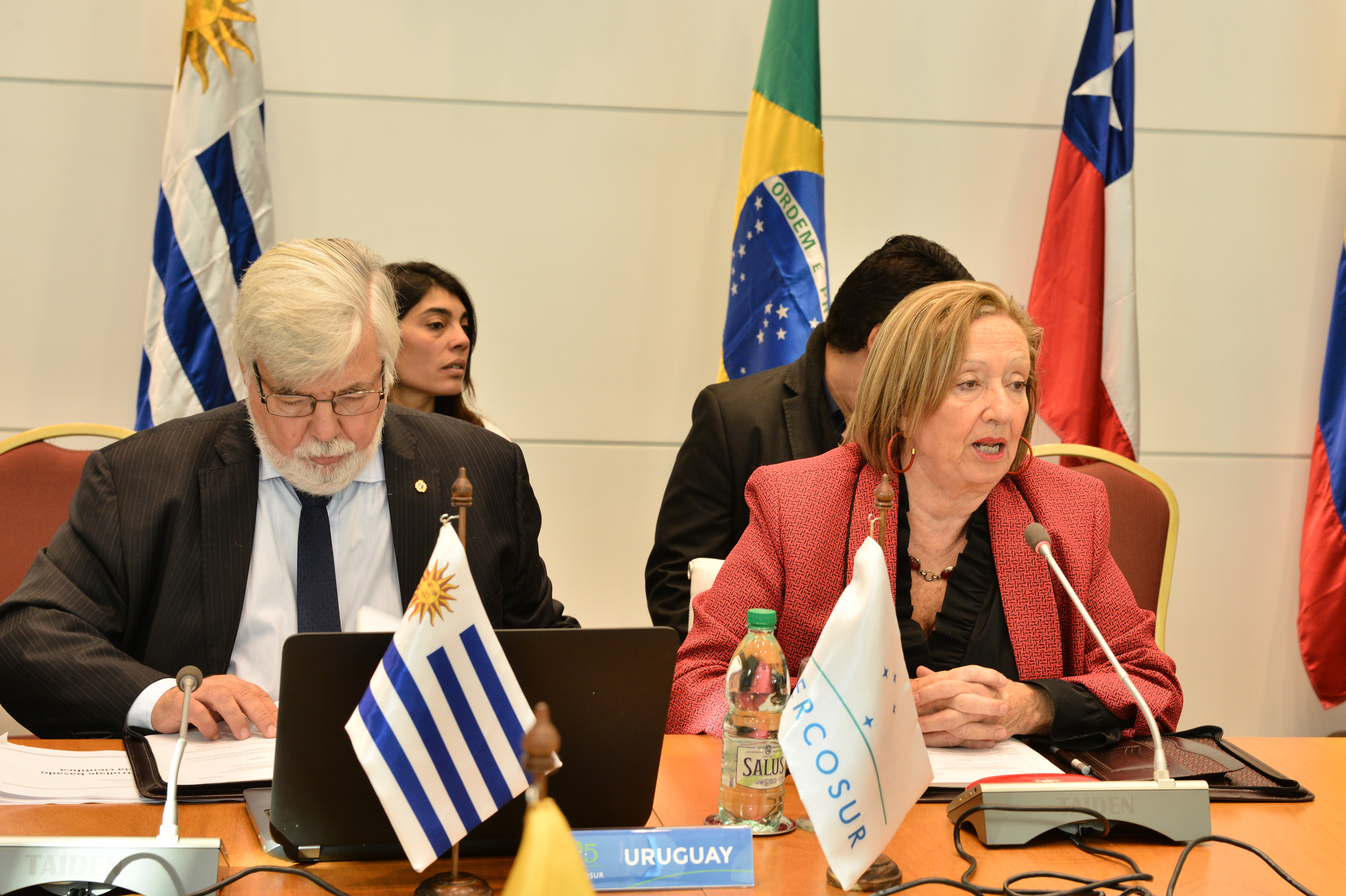 Ministra de Educación y Cultura, María Julia Muñoz, dirigiéndose a los presentes
