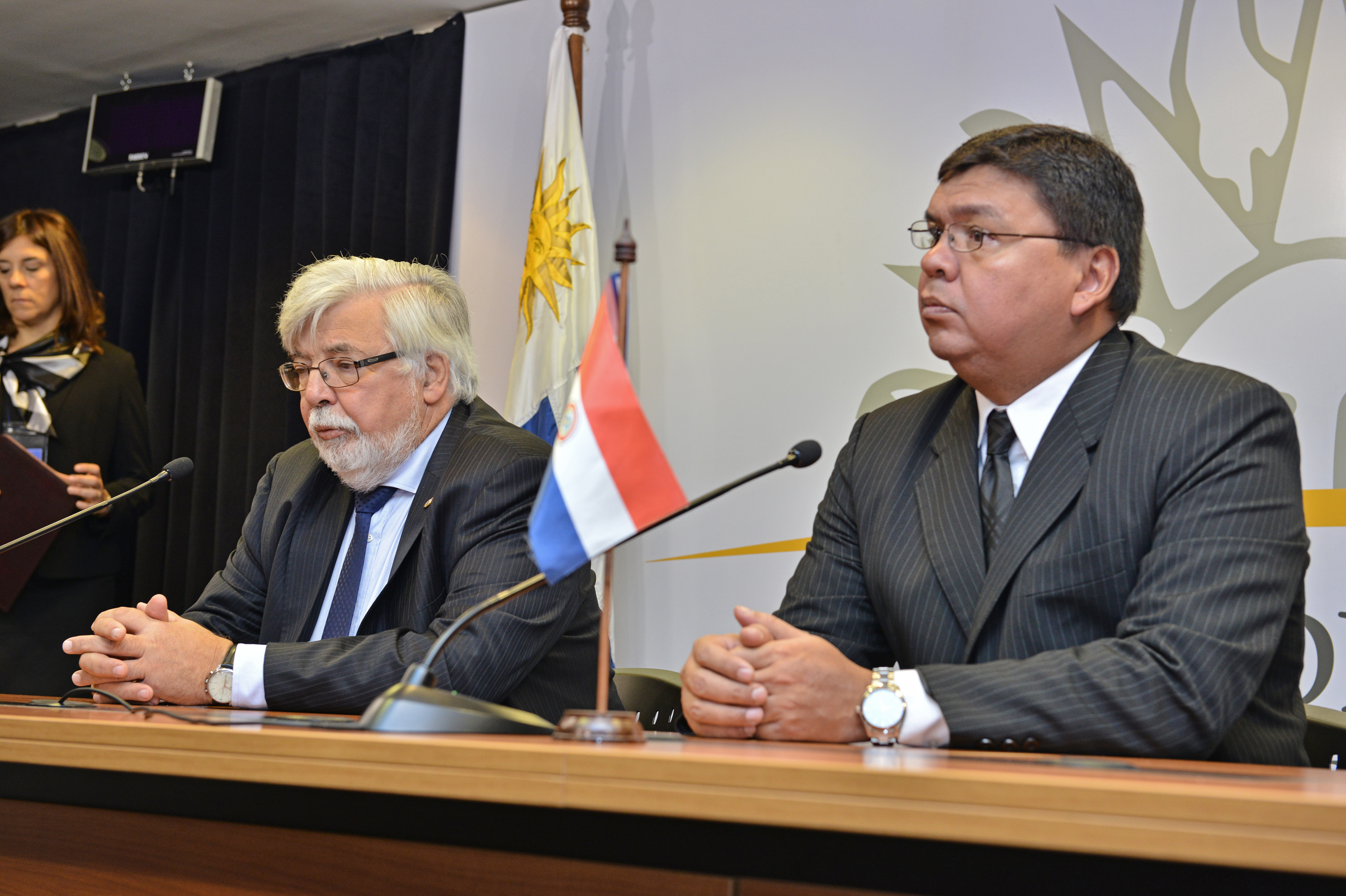 Ministro del Interior, Eduardo Bonomi, haciendo uso de la palabra, junto a Francisco de Vargas, Ministro del Interior de Paraguay