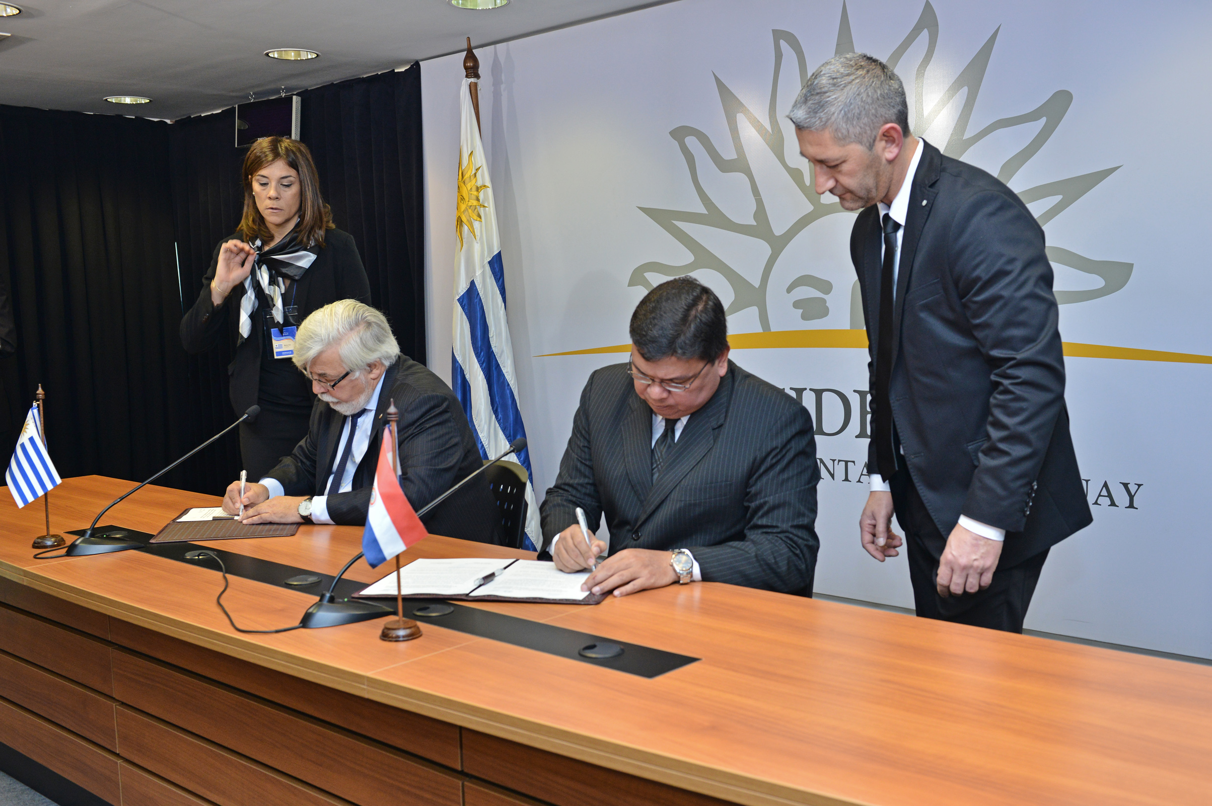 Ministros del Interior Eduardo Bonomi, de Uruguay, y Francisco de Vargas, de Paraguay, durante la firma del memorándum