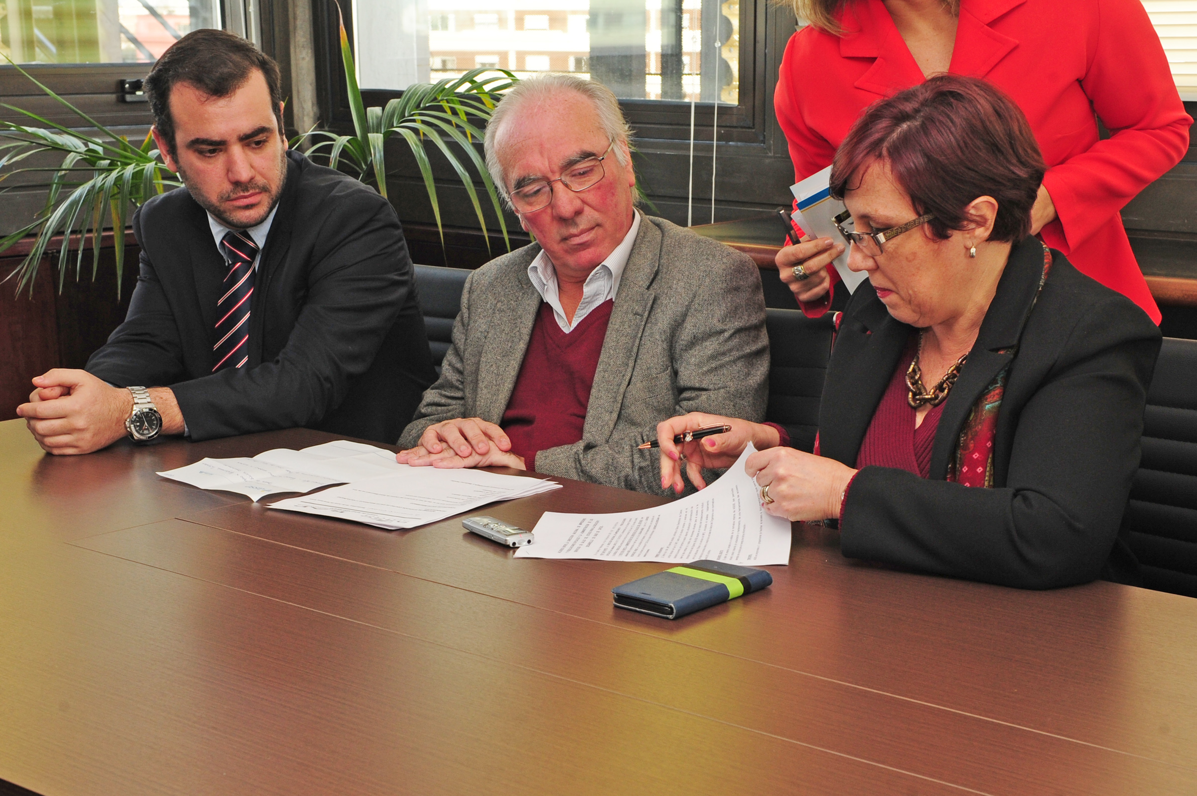 Presidenta del directorio de la Administración de los Servicios de Salud del Estado (ASSE), Susana Muñiz, suscribiendo el acuerdo