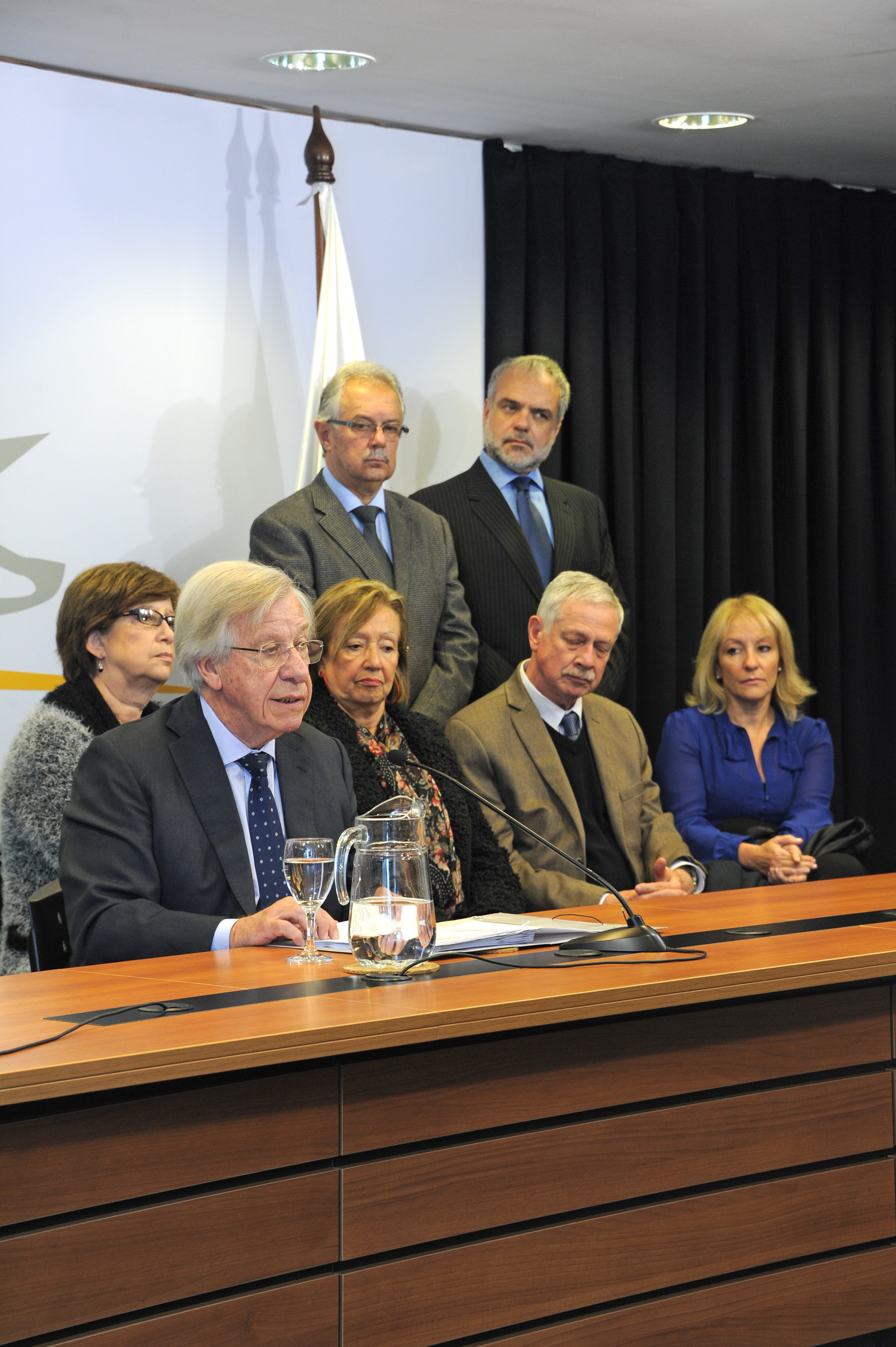Ministro de Economía y Finanzas, Danilo Astori, junto al Consejo de Ministros