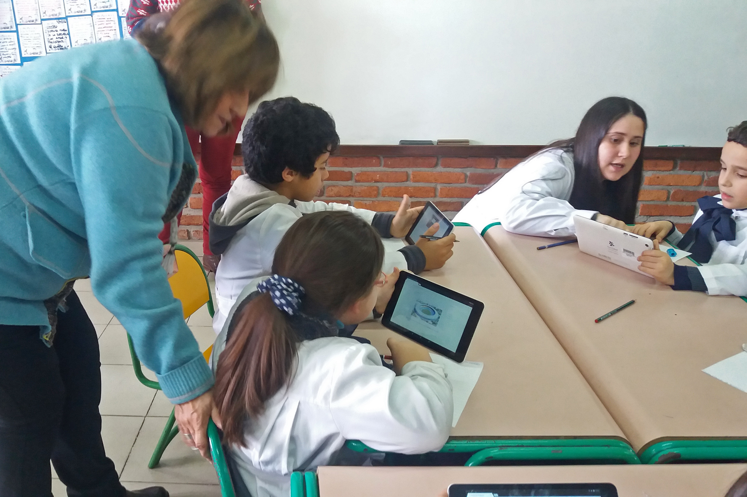 Directora de Primaria, Irupé Buzzetti, junto a alumnos de la Escuela Nº 70 de Montevideo