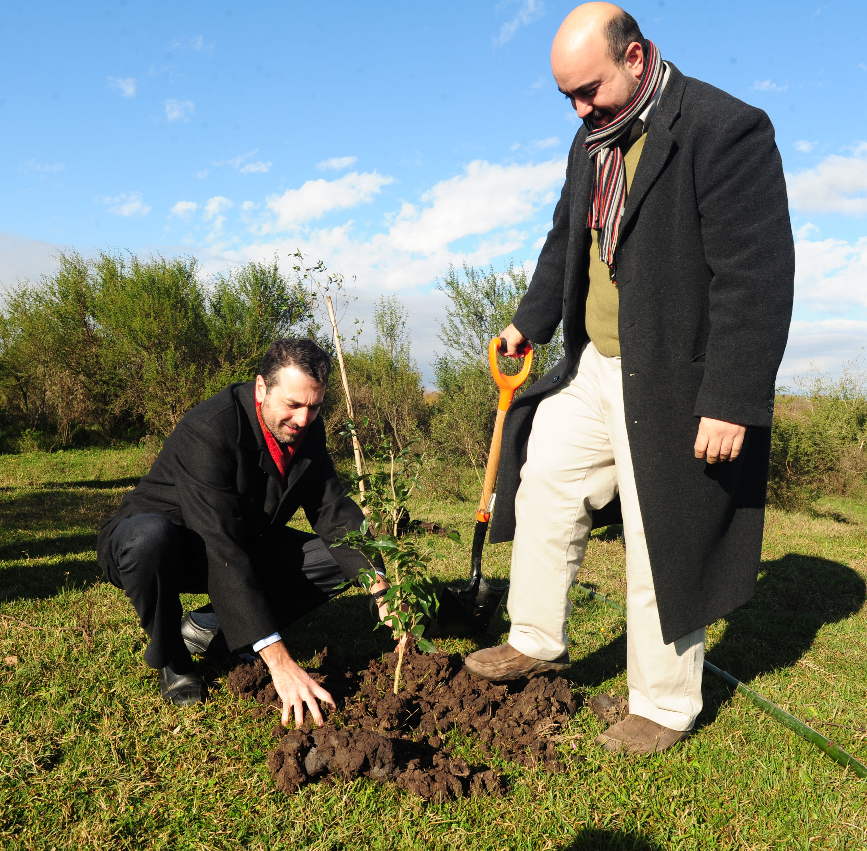 Director Nacional de Medio Ambiente, Alejandro Nario y el director de DINAGUA, Daniel Greif plantando un árbol