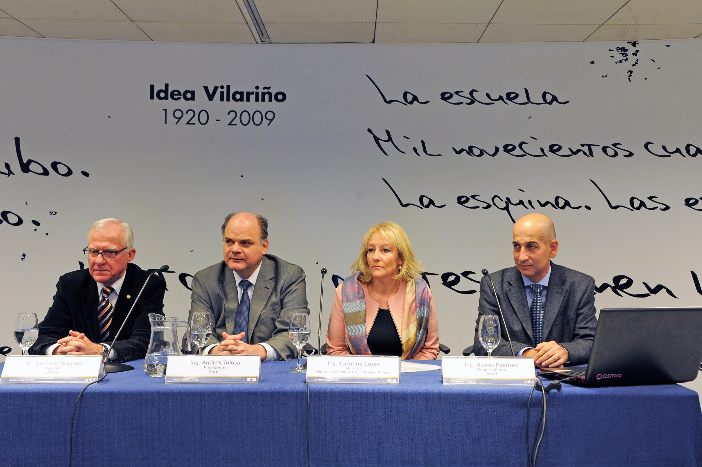 Autoridades del Ministerio de Industria, Energía y Minería y de Antel en la presentación