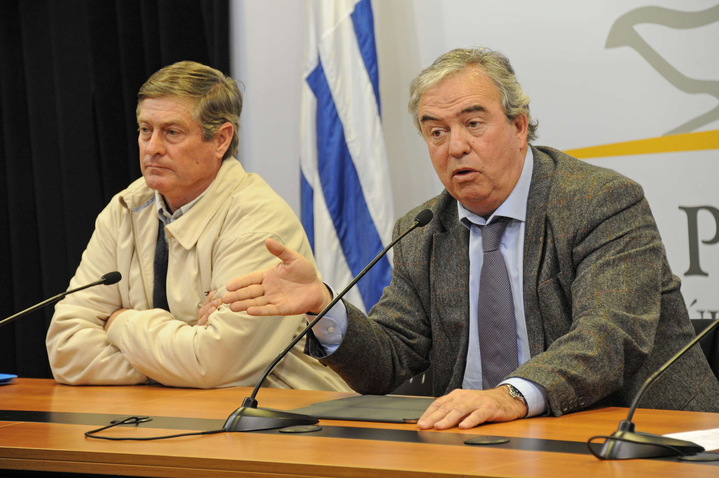 Luis Alberto Heber, haciendo uso de la palabra, junto a Guillermo Besozzi, ambos representando al Partido Nacional