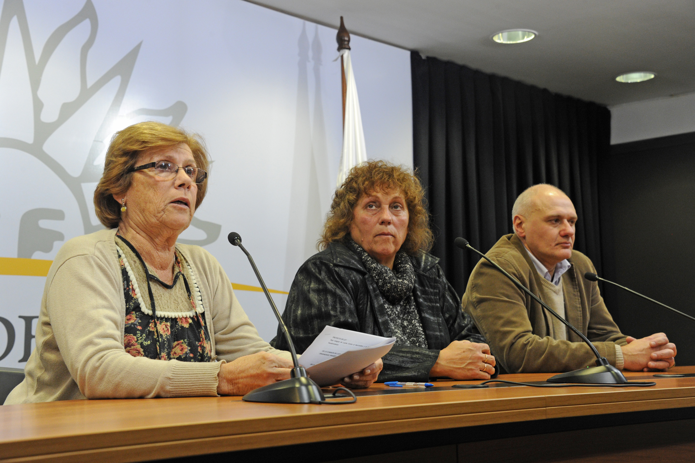 Daniela Payssé, haciendo uso de la palabra, junto a Orquídea Minetti y Daniel Marsiglia