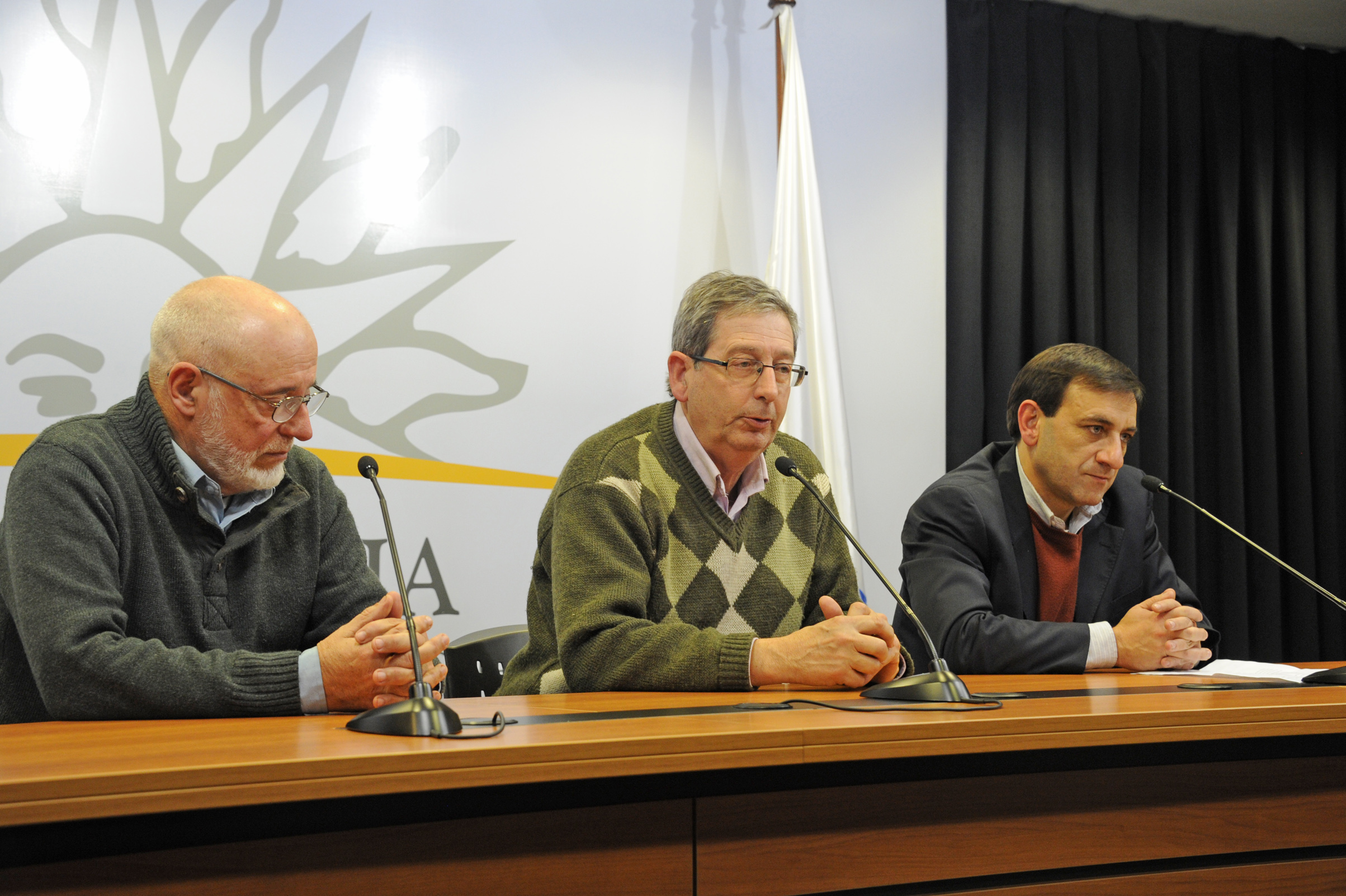 Enrique Rubio, haciendo uso de la palabra, junto a Gonzalo Abella y Gustavo López, en representación de Unidad Popular