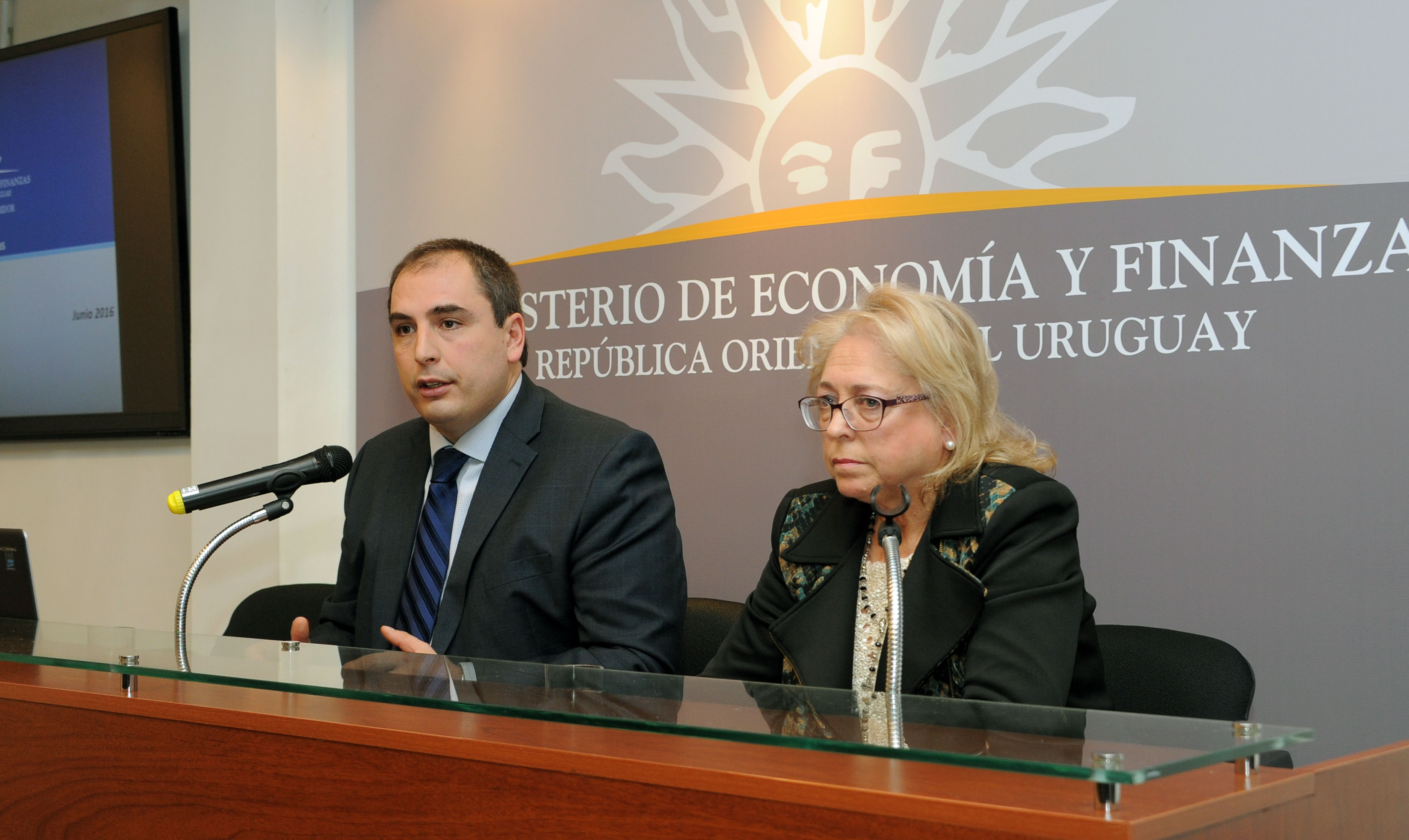 Subsecretario Pablo Ferreri y titular de Defensa al Consumidor, Ana María Sánchez