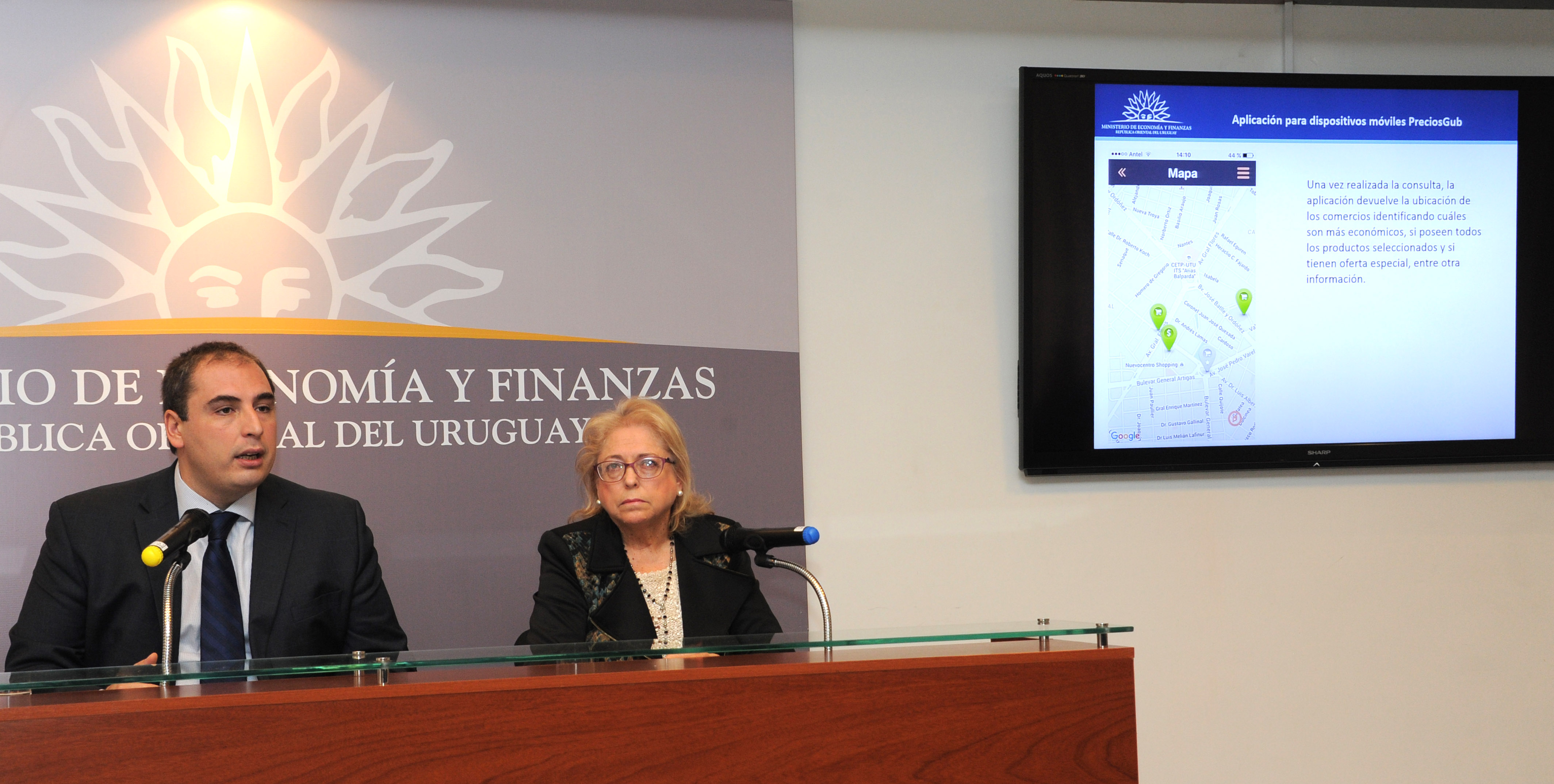 Subsecretario Pablo Ferreri y titular de Defensa al Consumidor, Ana María Sánchez realizando la presentación