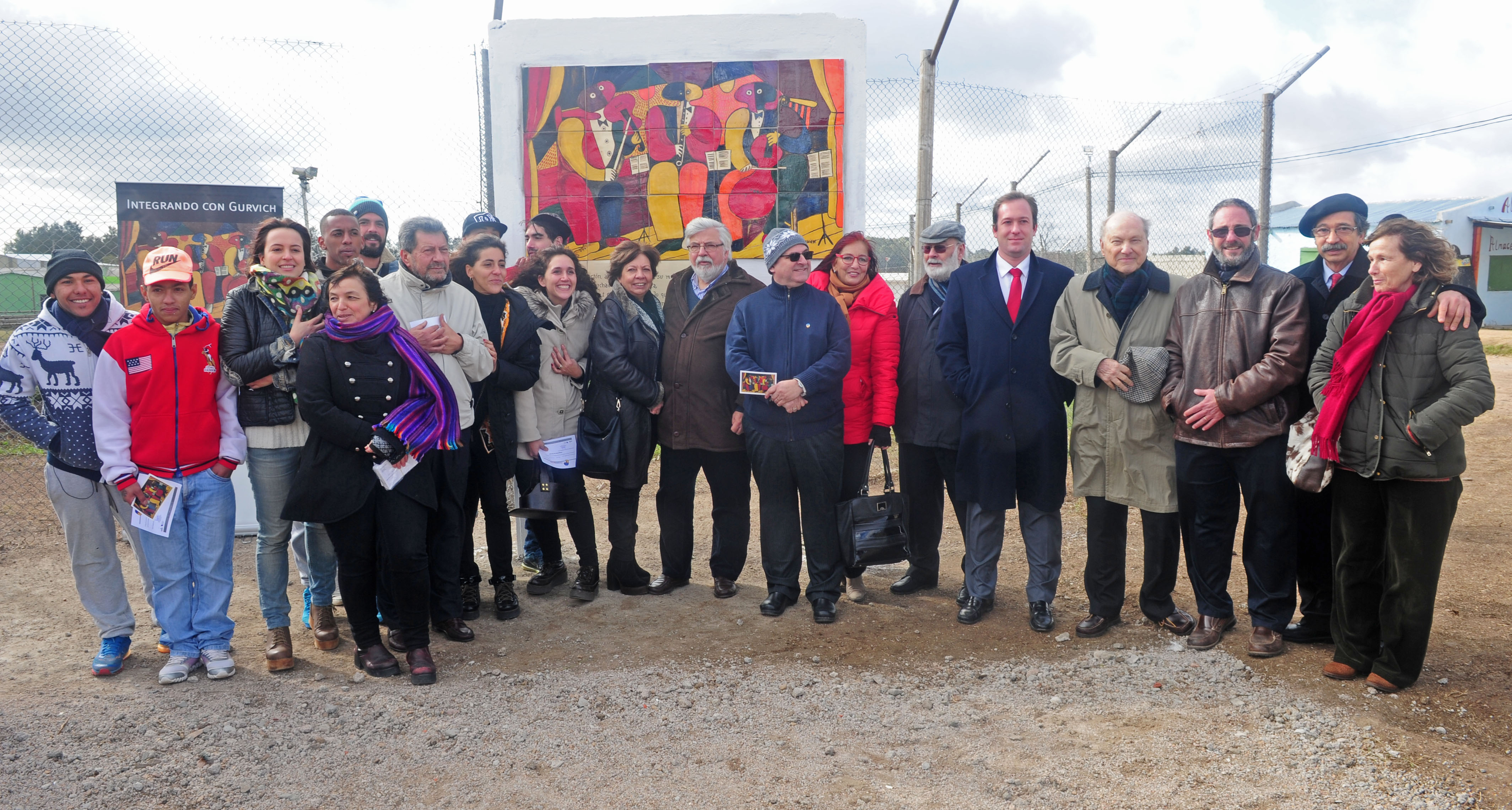 Bonomi posa junto a autoridades y personas privadas de libertad