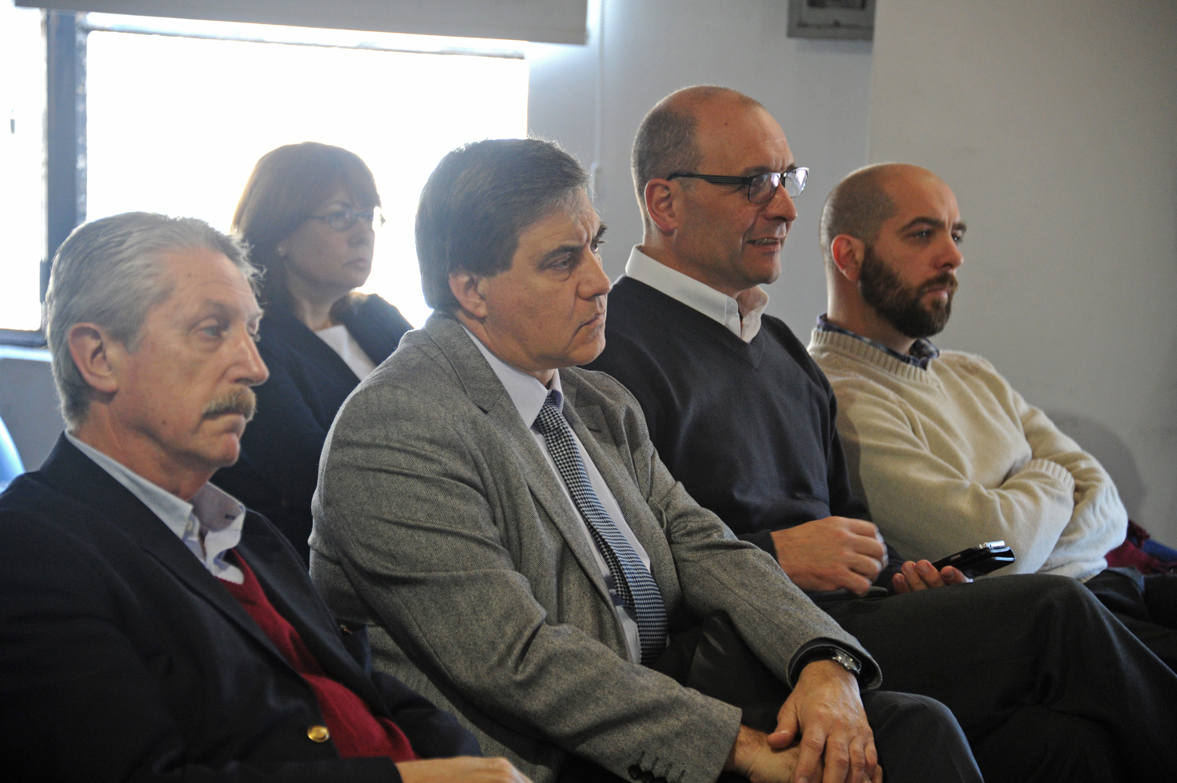 Autoridades y público asistentes a la conferencia