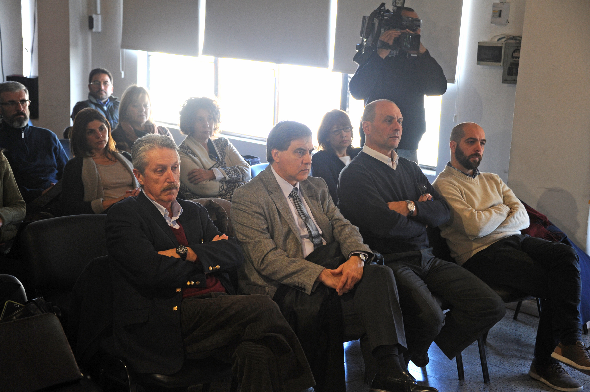 Autoridades y público asistentes a la conferencia