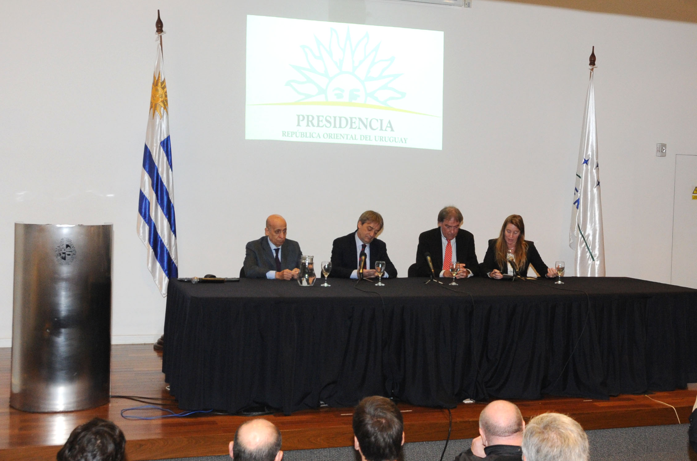 Autoridades en conferencia