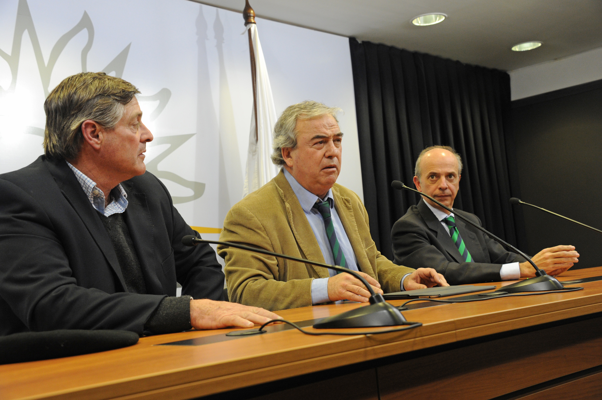 Luis Alberto Heber, haciendo uso de la palabra, junto a Guillermo Besozzi, y Javier García, representando al Partido Nacional
