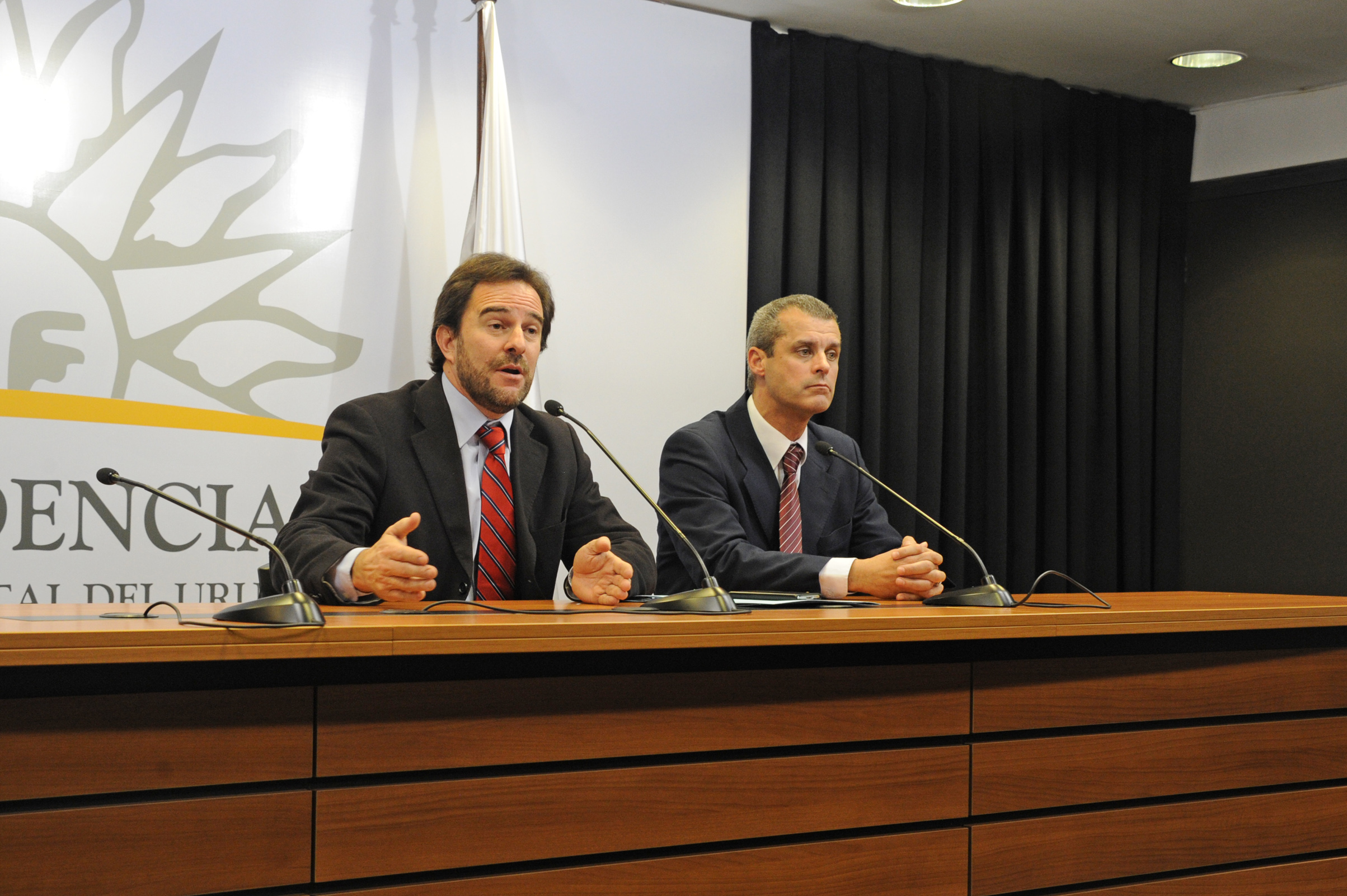 Germán Cardozo, haciendo uso de la palabra, junto a José Garchitorena, en representación del Partido Colorado