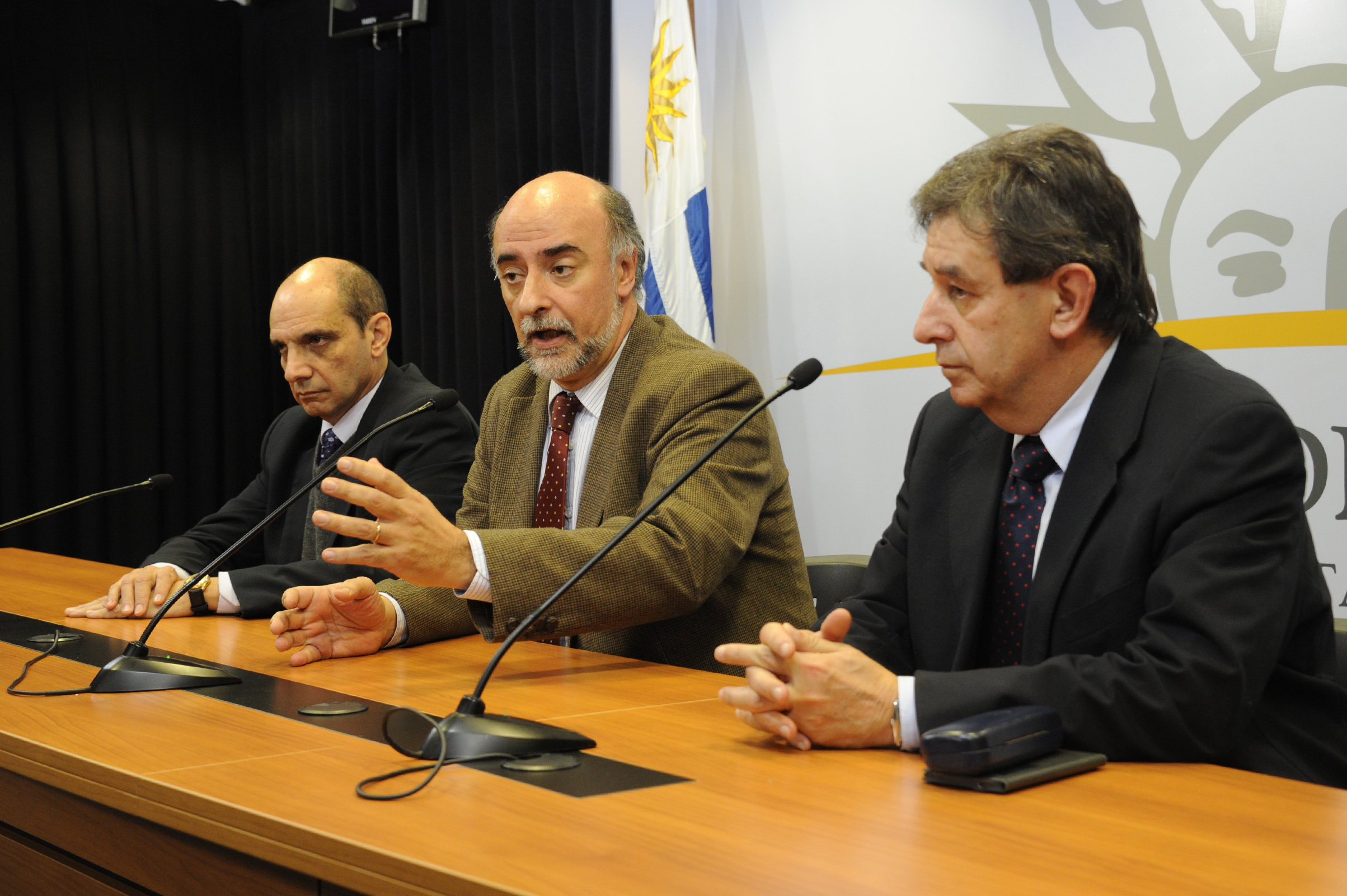 Pablo Mieres, haciendo uso de la palabra, en representación del Partido Independiente, junto a Daniel Radío e Iván Posada