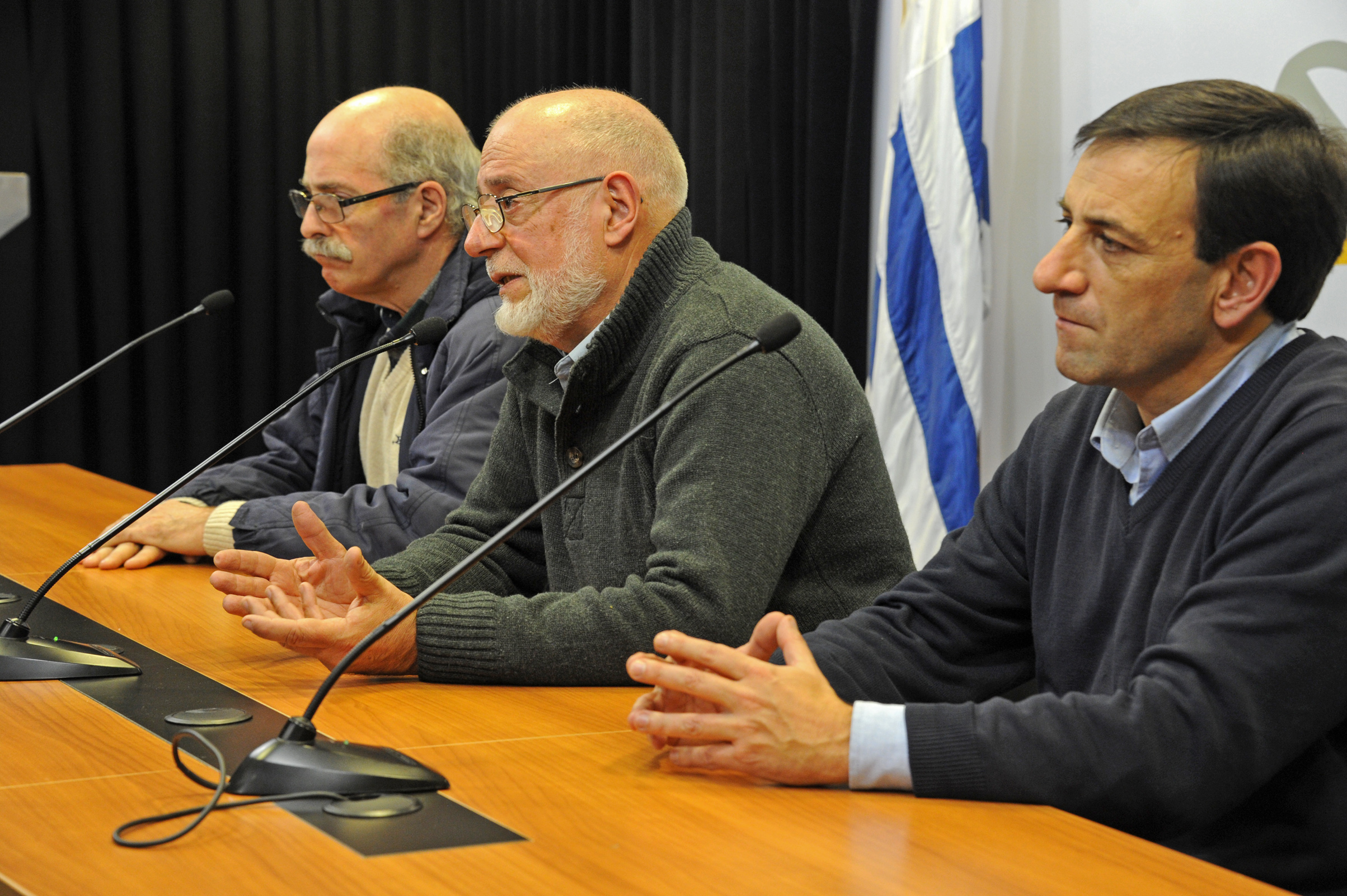 Gonzalo Abella, haciendo uso de la palabra, junto a Gustavo López, en representación de Unidad Popular