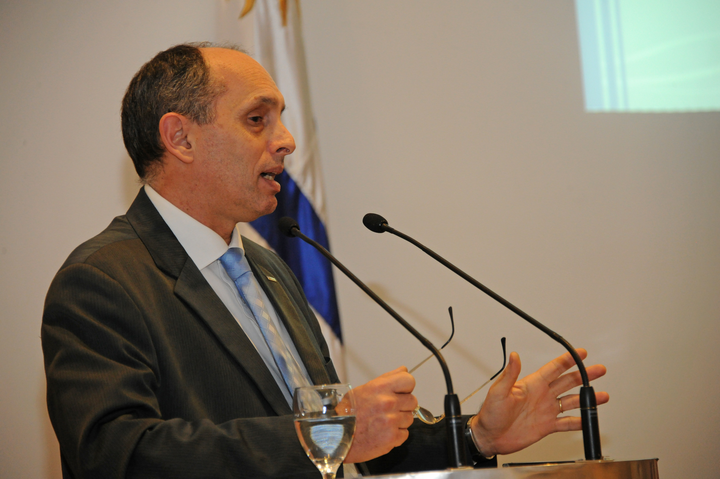 Presidente de UTE, Gonzalo Casaravilla, haciendo uso de la palabra