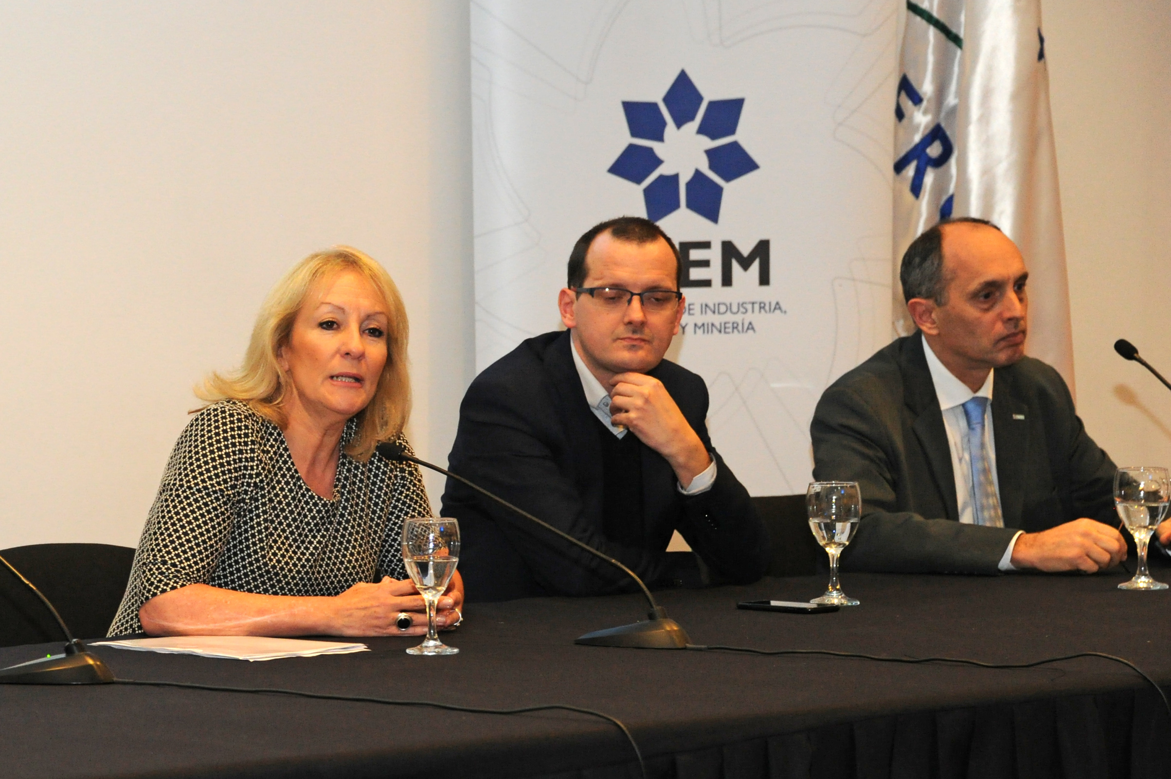 Ministra de Industria y Energía y Minería, Carolina Cosse, dirigiéndose a los presentes