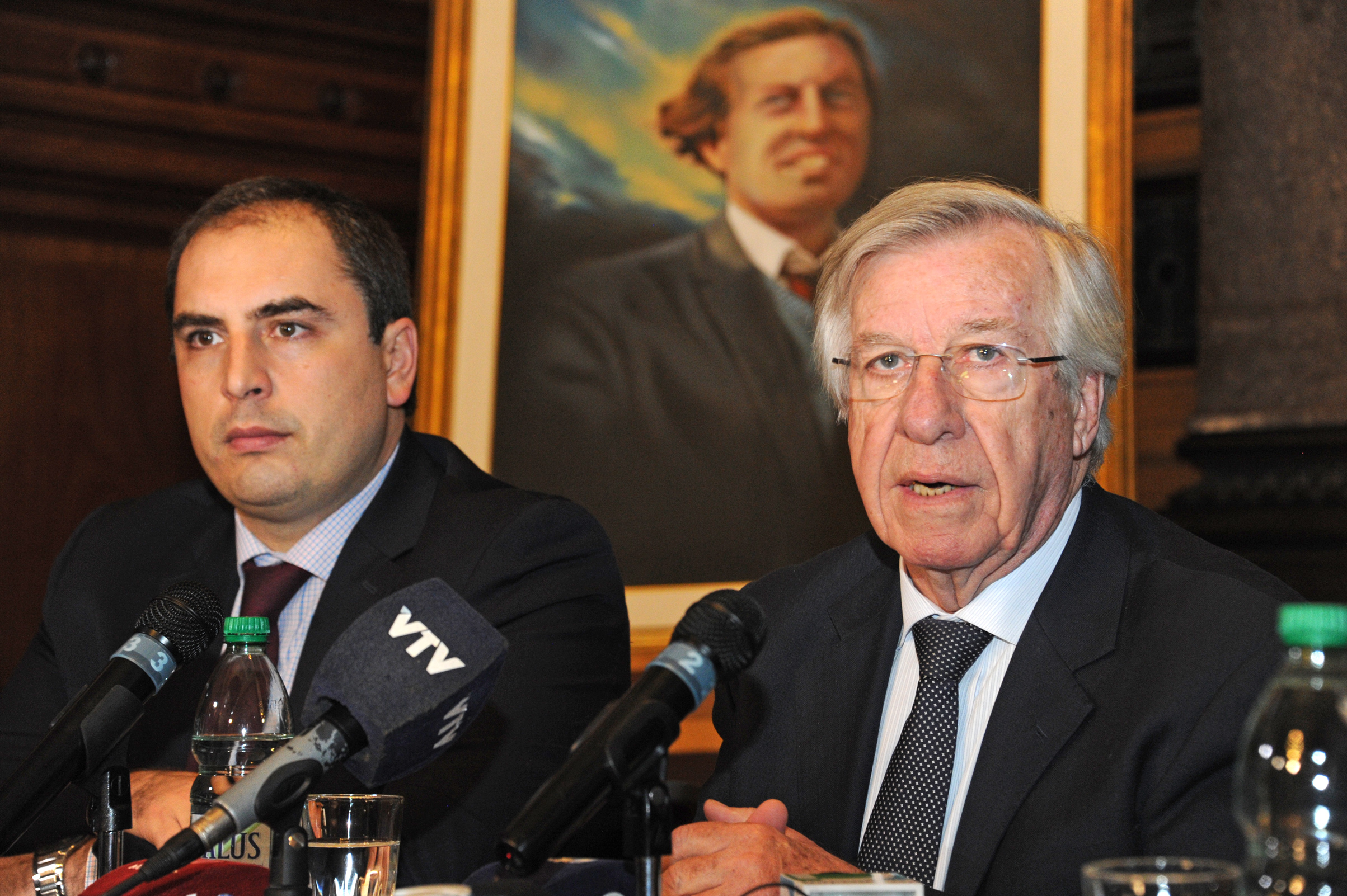 Ministro de Economía y Finanzas, Danilo Astori, haciendo uso de la palabra junto al Subsecretario de Economía y Finanzas, Pablo Ferreri
