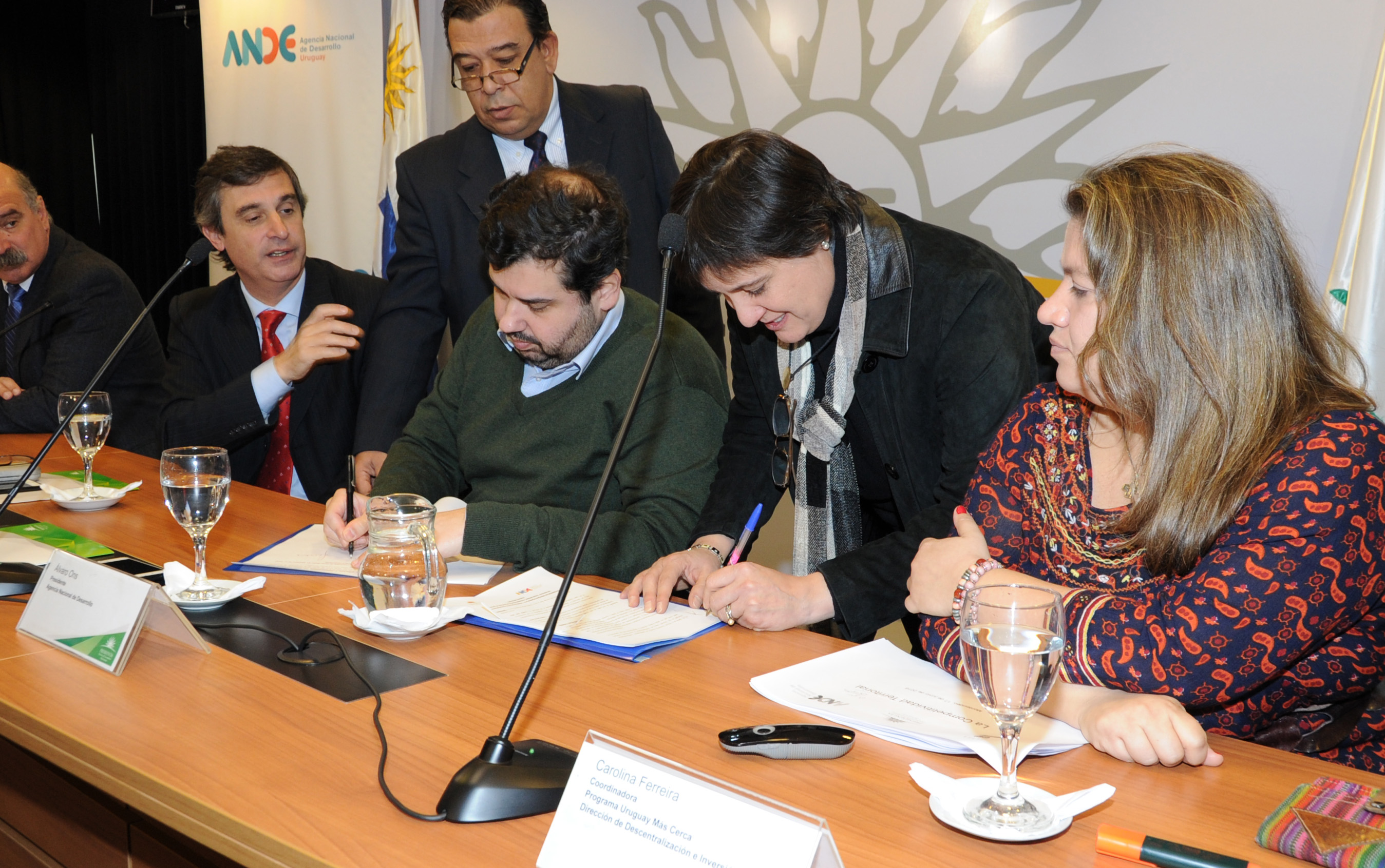 Autoridades de OPP y ANDE durante la firma del acuerdo