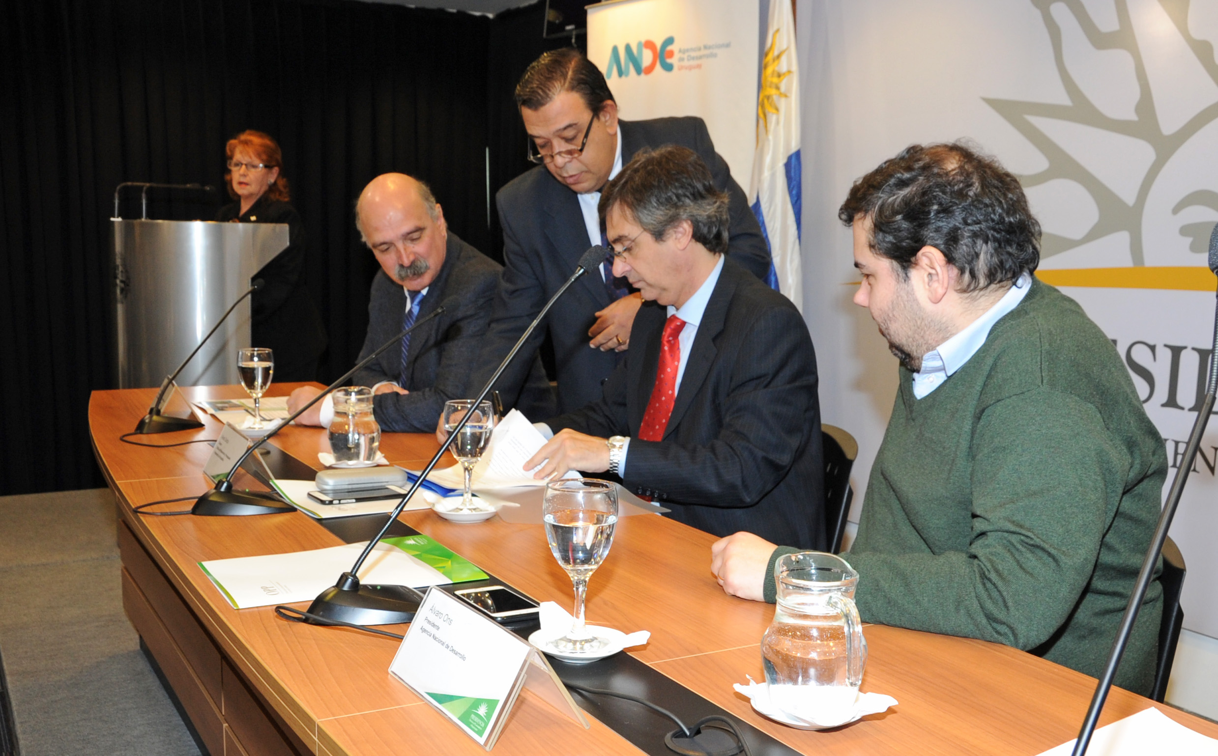 Autoridades de OPP y ANDE durante la firma del acuerdo