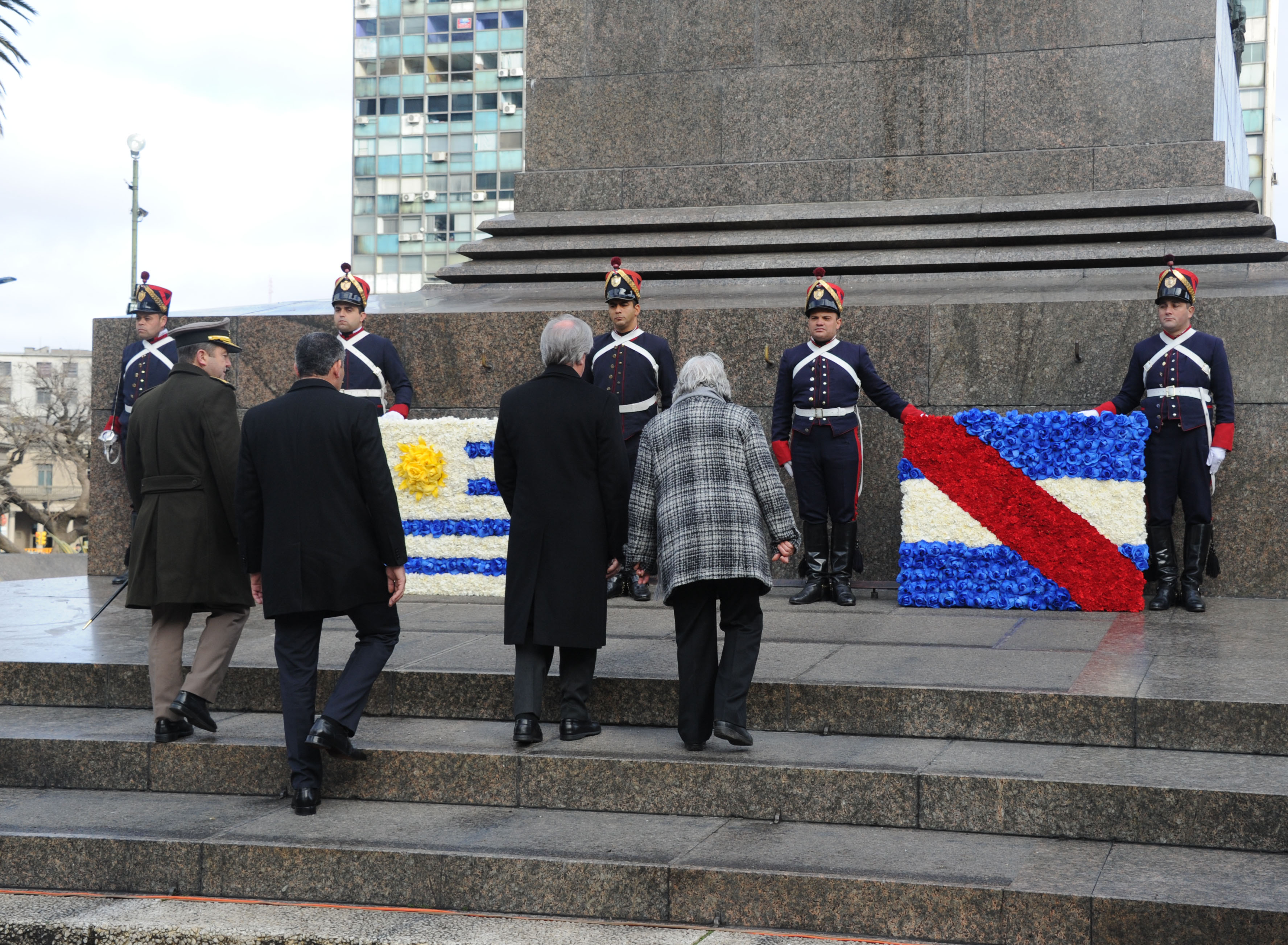 Vázquez acompañado de Topolansky colocan la ofrenda floral