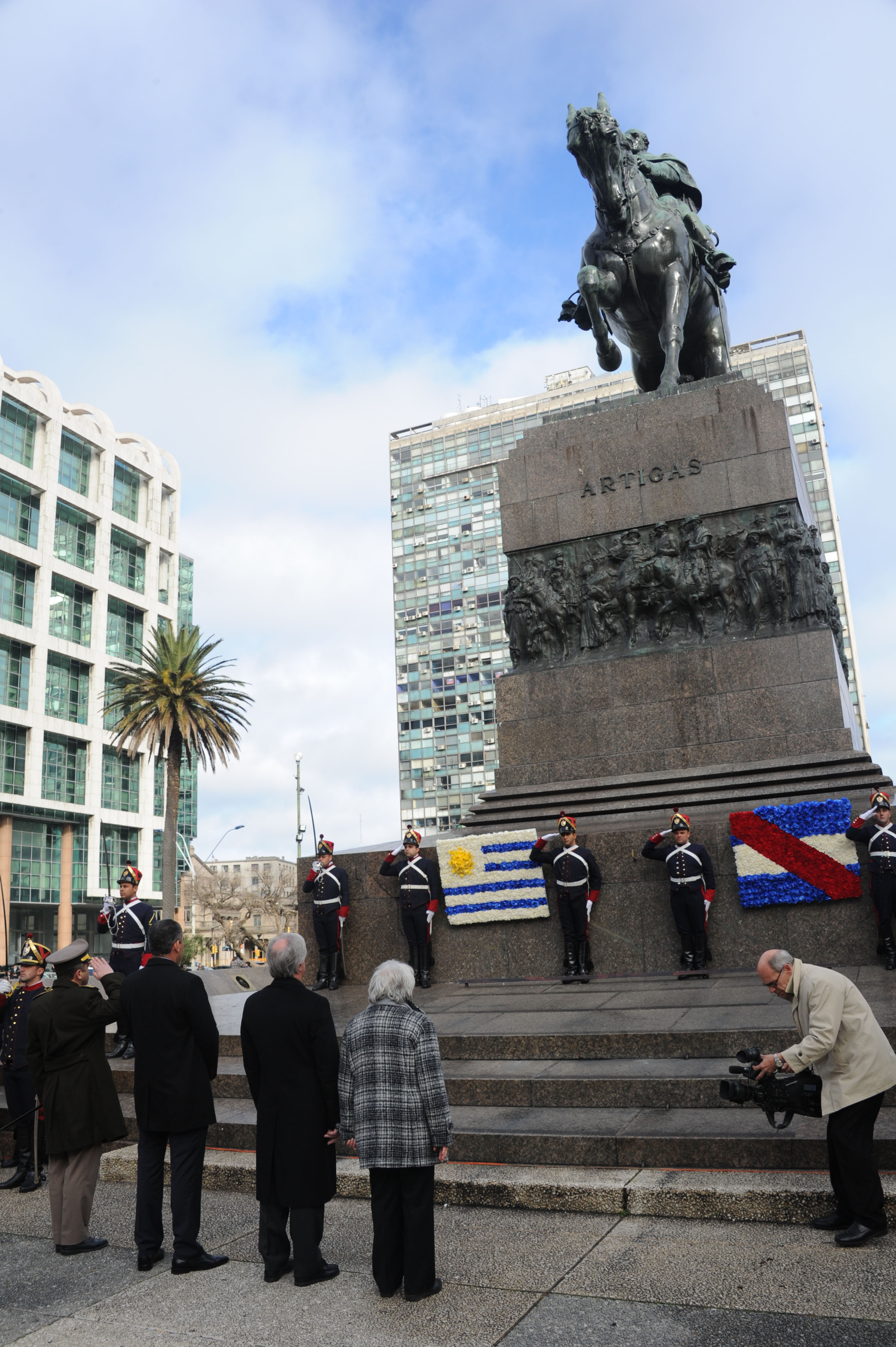 Vázquez acompañado de Topolansky colocan la ofrenda floral