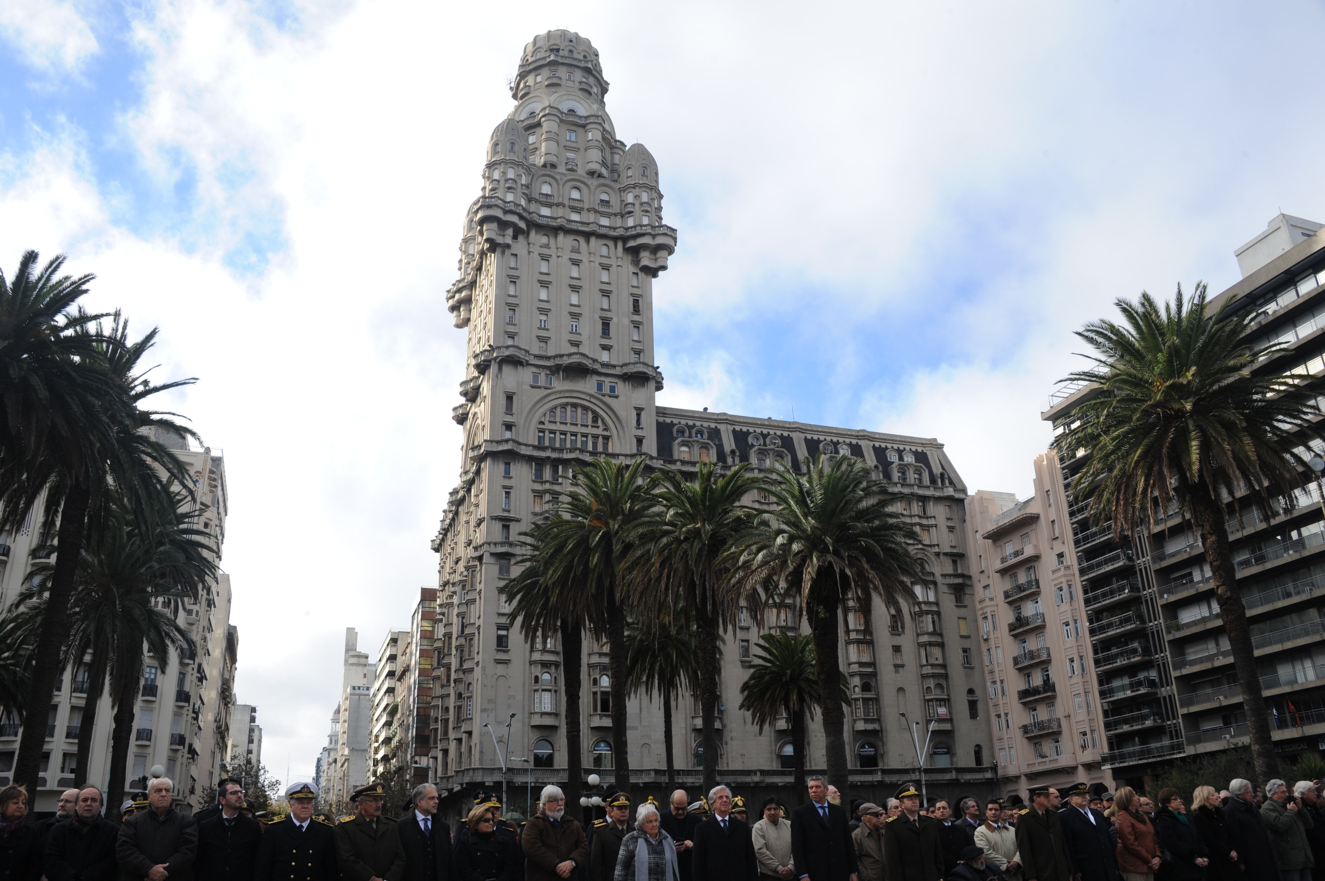 Autoridades en el acto conmemorativo del natalicio del general José Artigas