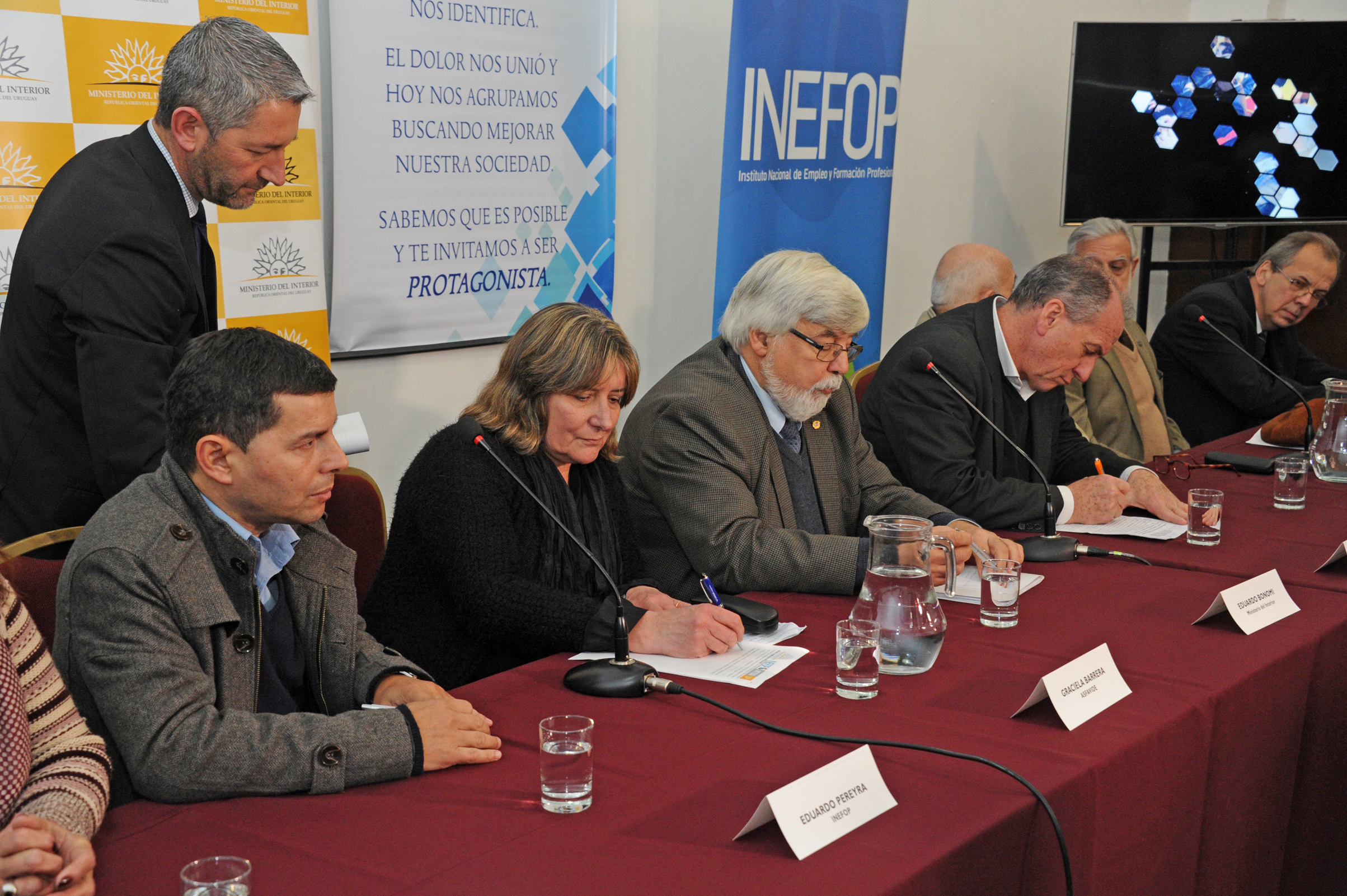 Firma de acuerdos entre las autoridades