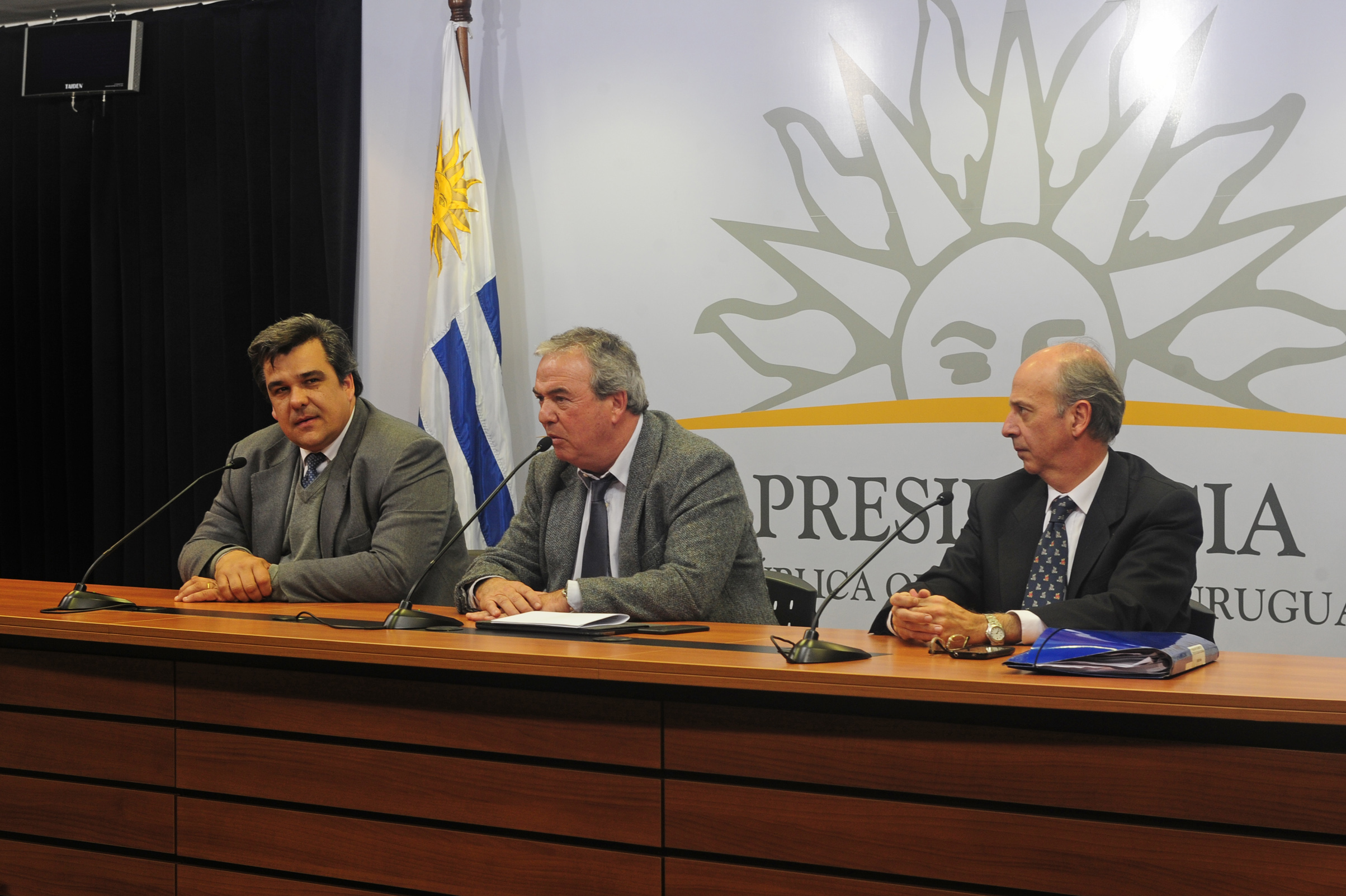 Carlos Camy, Luis Alberto Heber y Javier García, en representación del Partido Nacional