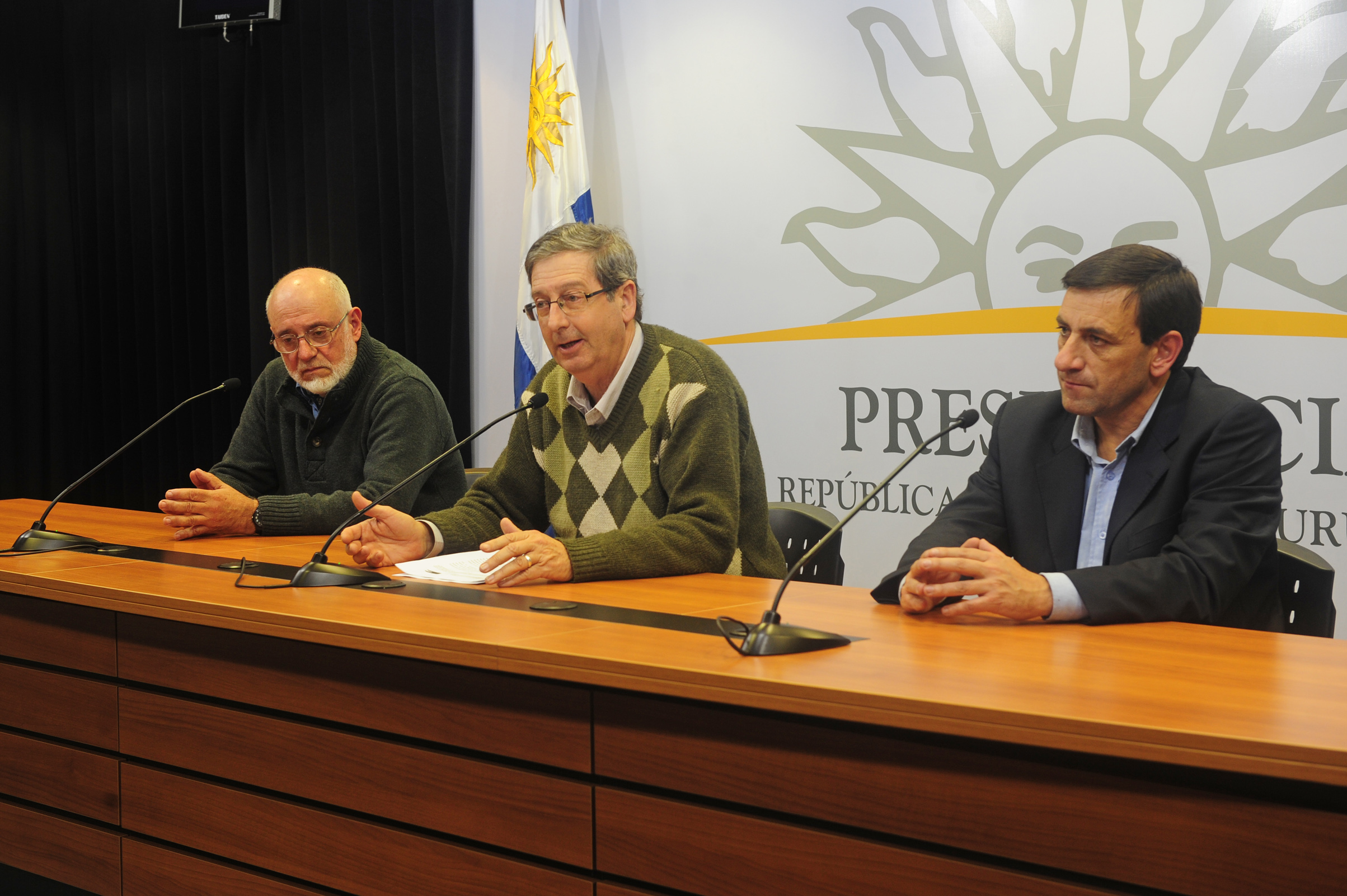 Enrique Rubio, haciendo uso de la palabra, junto a Gonzalo Abella y Gustavo López, en representación de Unidad Popular