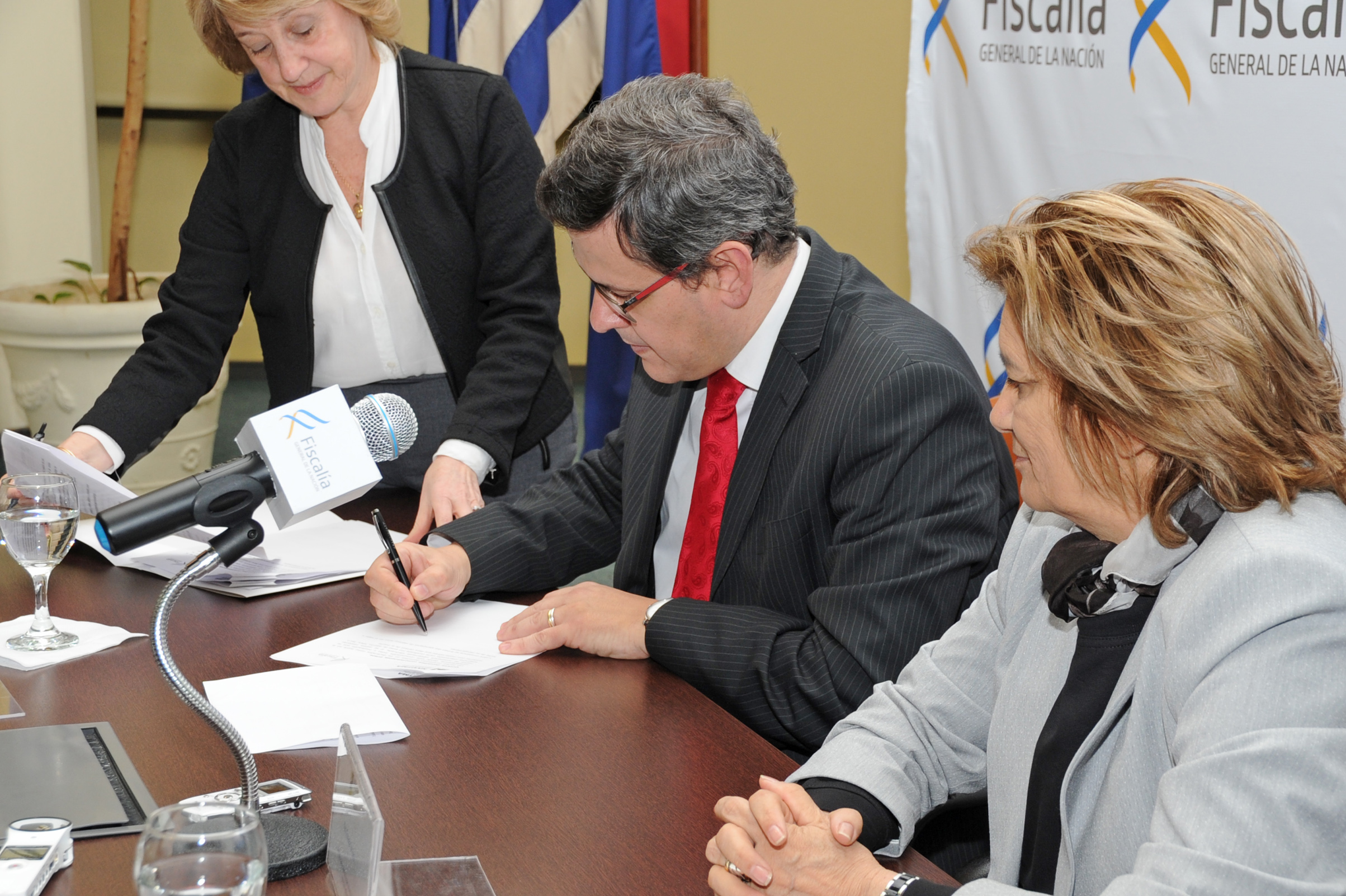 Fiscal Jorge Díaz y Ministra Eneida de León durante la firma del convenio