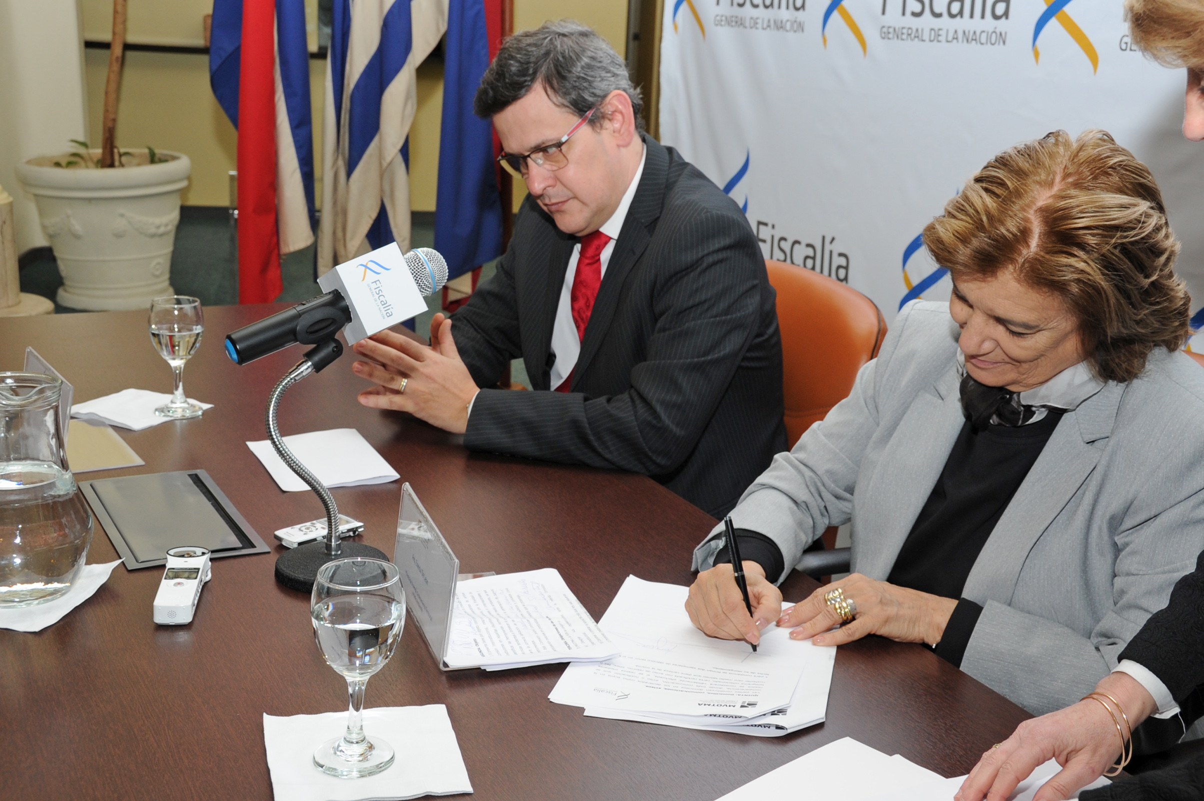 Fiscal Jorge Díaz y Ministra Eneida de León durante la firma del convenio