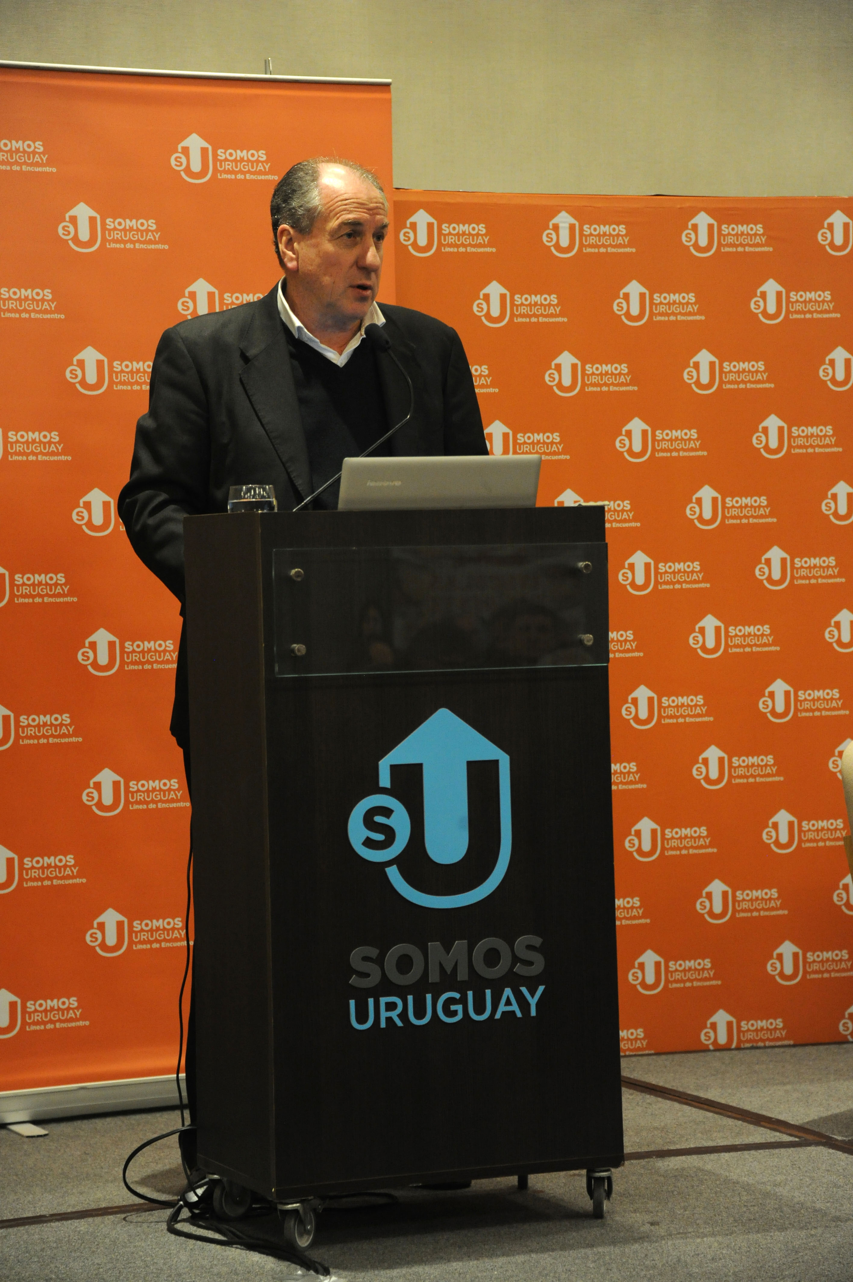 El ministro Murro dirigiéndose a los presentes