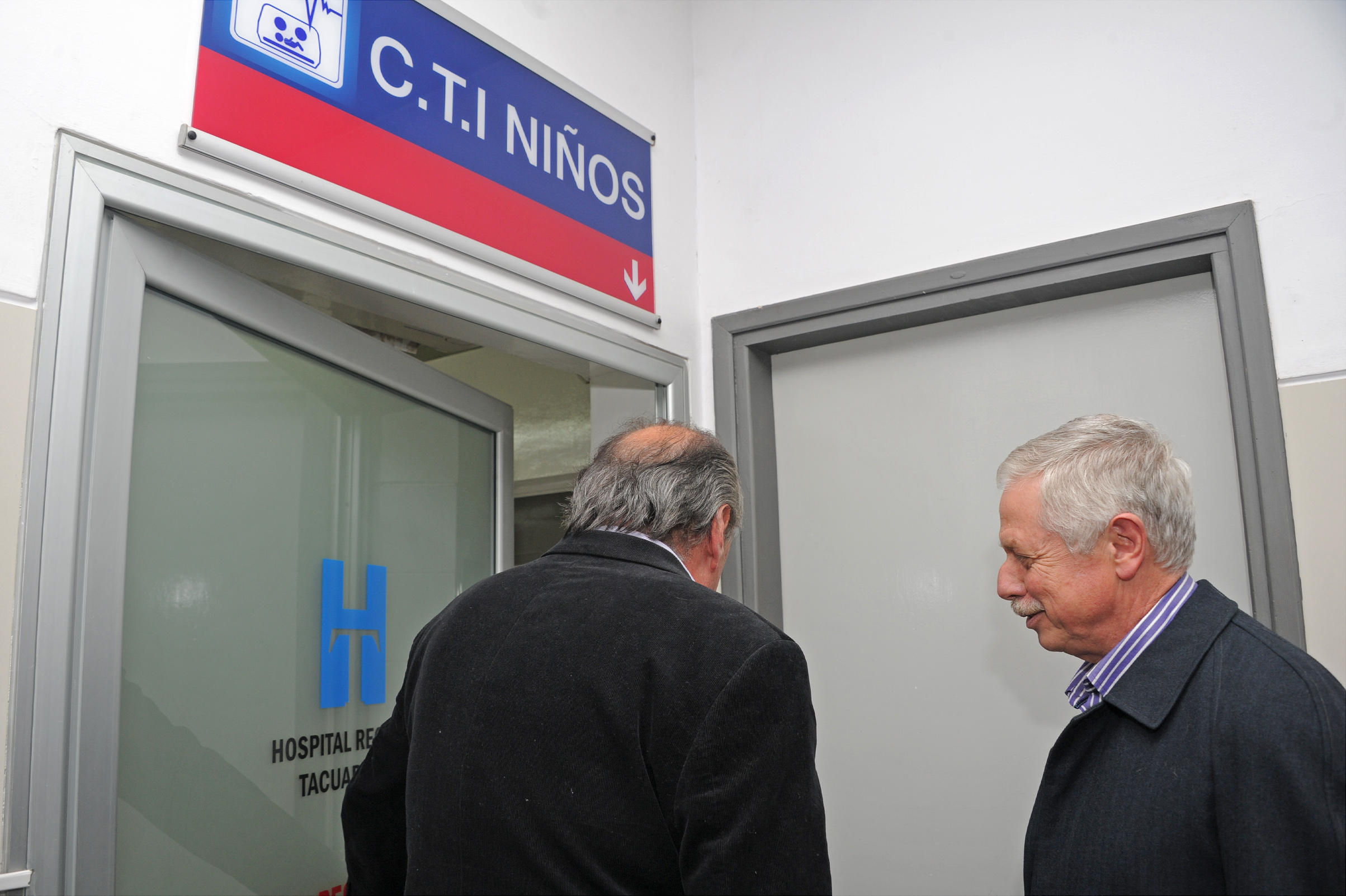 Ciro Ferreira, Director del Hospital de Tacuarembó junto al Ministro Jorge Basso, visitando el CTI para niños