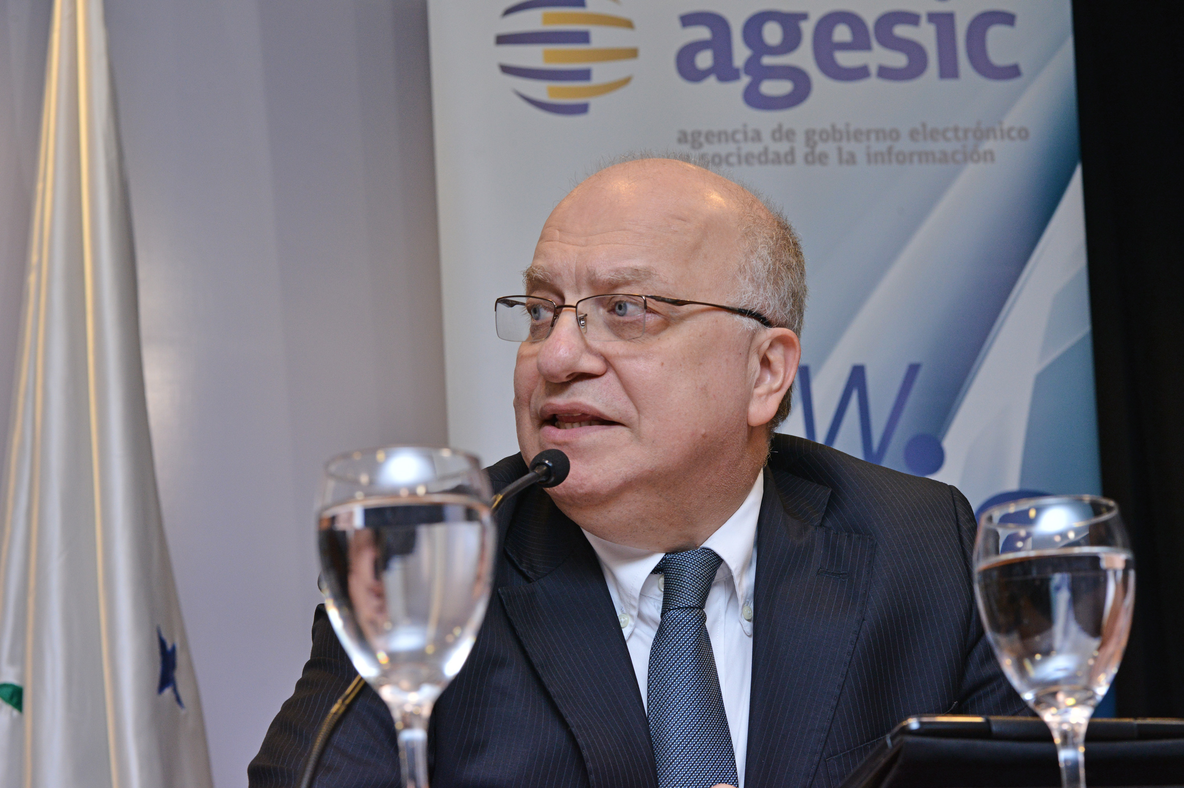 Titular de la Agencia de Gobierno Electrónico y Sociedad de la Información (AGESIC), José Clastornik, dirigiéndose a los presentes