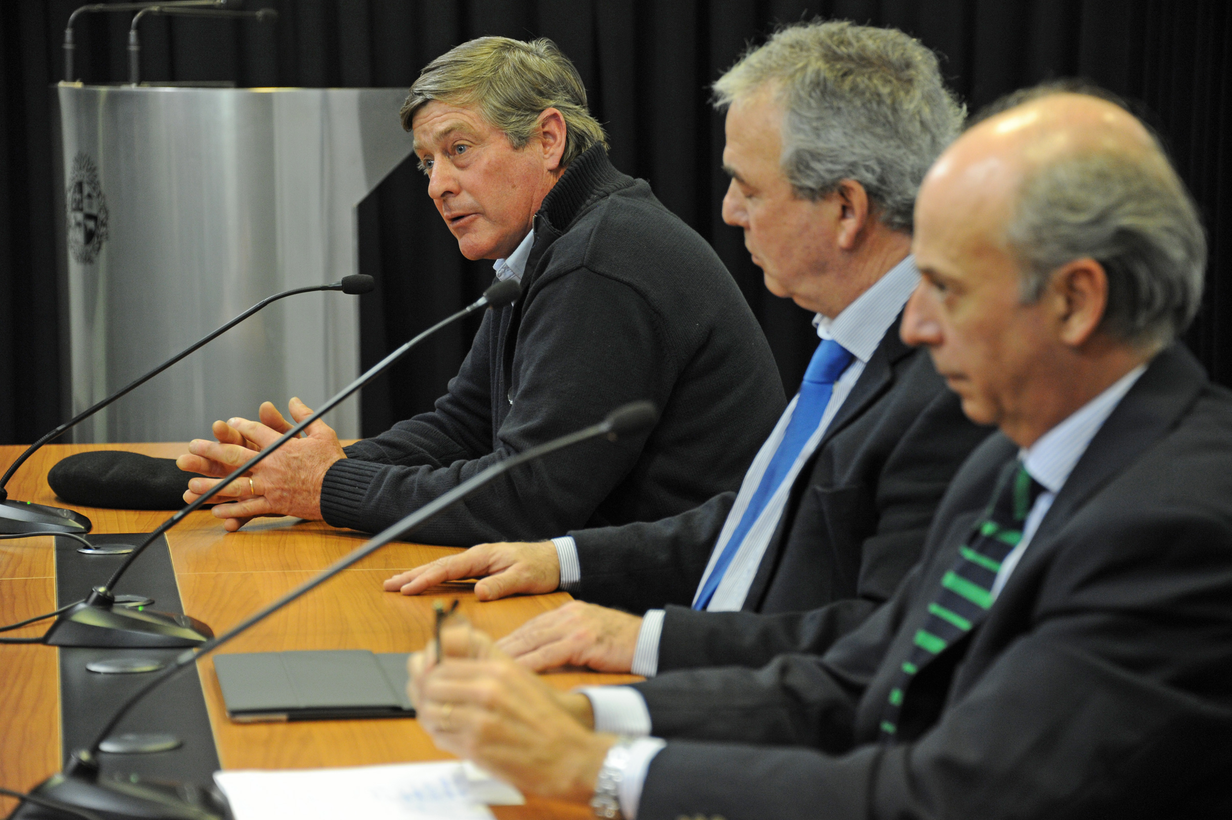 Guillermo Besozzi, haciendo uso de la palabra junto a Luis Alberto Heber y Javier García, en representación del Partido Nacional