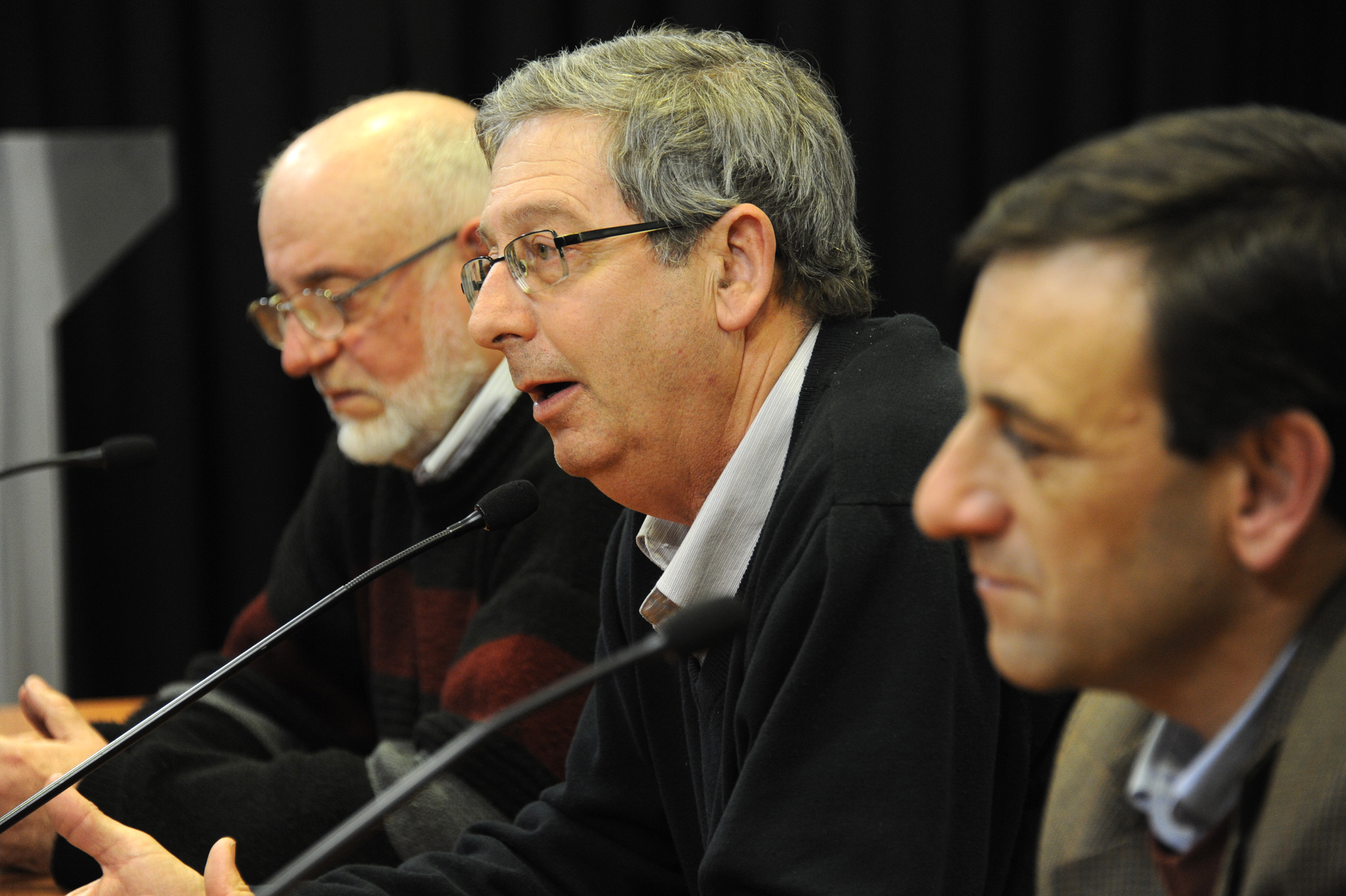 Enrique Rubio, haciendo uso de la palabra, junto a Gonzalo Abella y Gustavo López, en representación de Unidad Popular