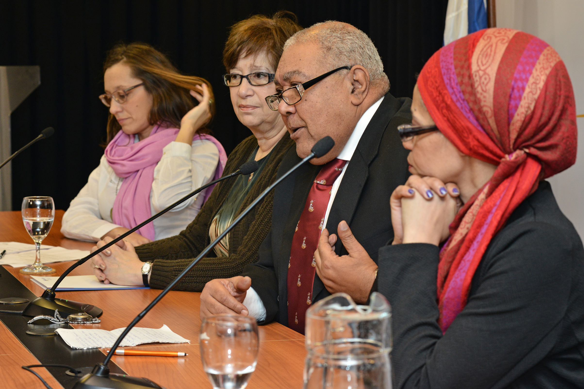 Director de la Unidad Étnico Racial del Ministerio de Relaciones Exteriores, Romeo Rodríguez, dirigiéndose a los presentes