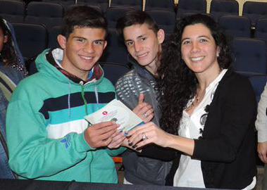 Integrantes de la JND entregando materiales educativos