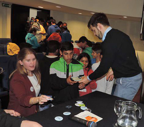 Integrantes de la JND entregando materiales educativos