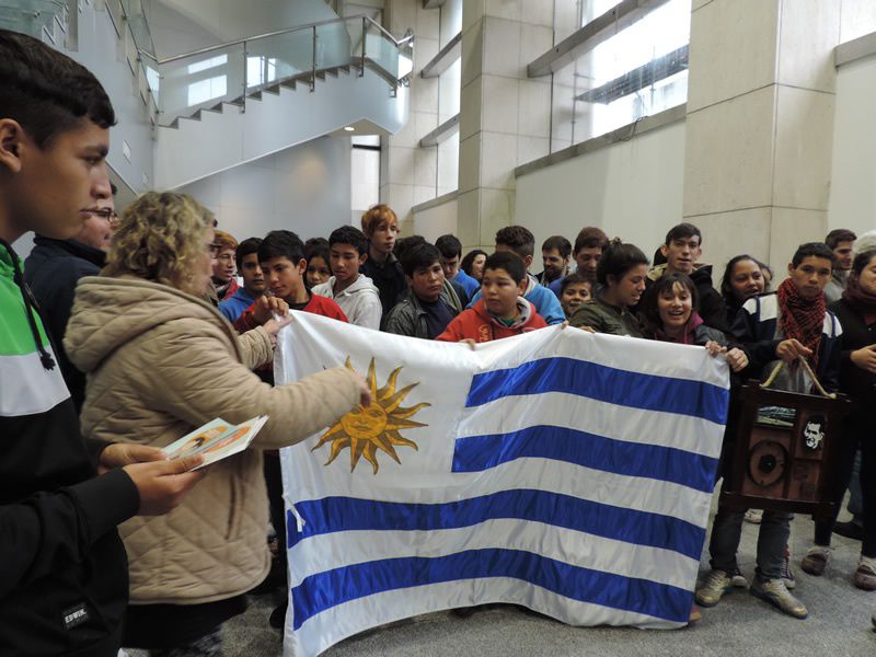 Presidencia les obsequió un Pabellón Nacional y una publicación sobre la Historia del Uruguay.