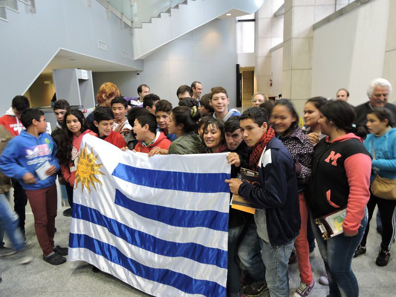Presidencia les obsequió un Pabellón Nacional y una publicación sobre la Historia del Uruguay.